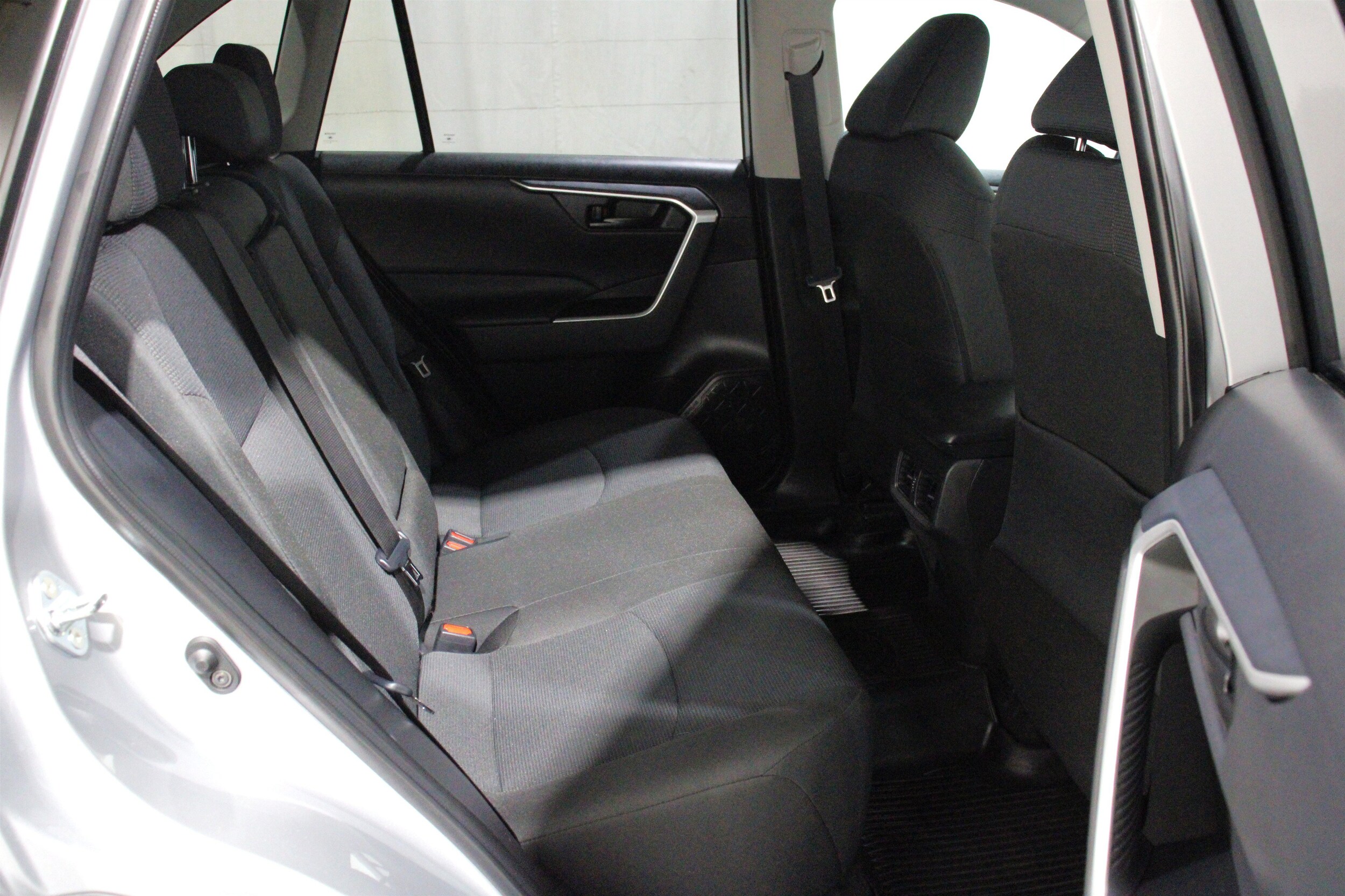 2025 Toyota RAV4 LE - Photo 25