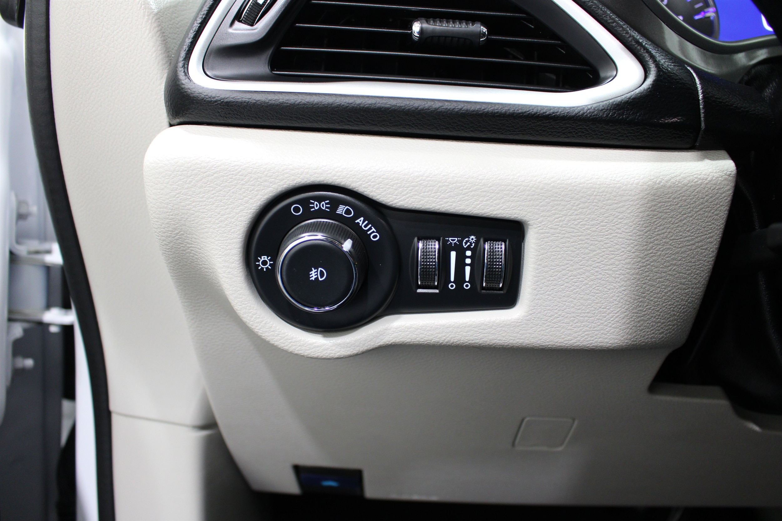 2024 Chrysler Pacifica Touring L - Photo 9