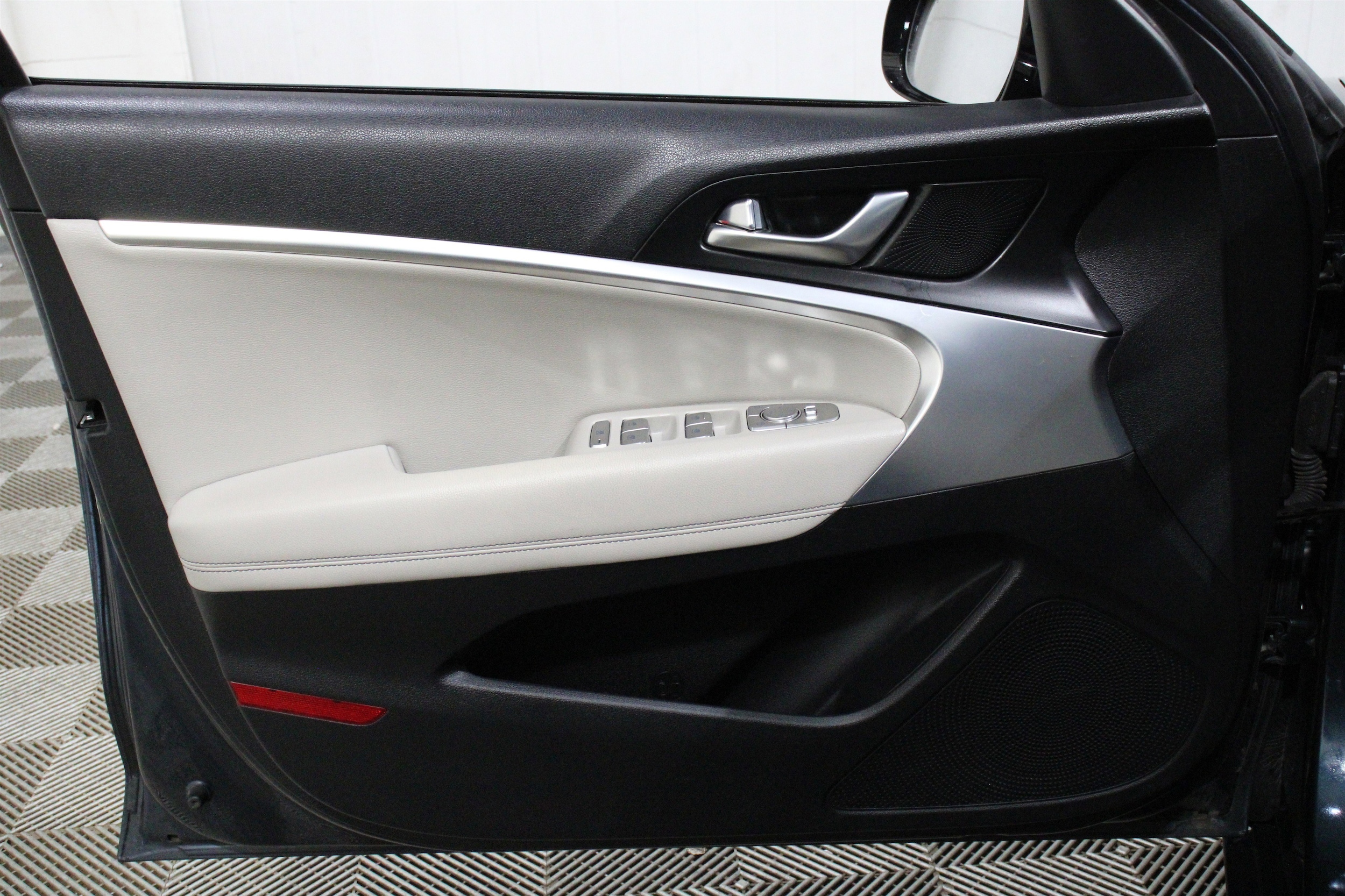 2022 GENESIS G70 Standard - Photo 6