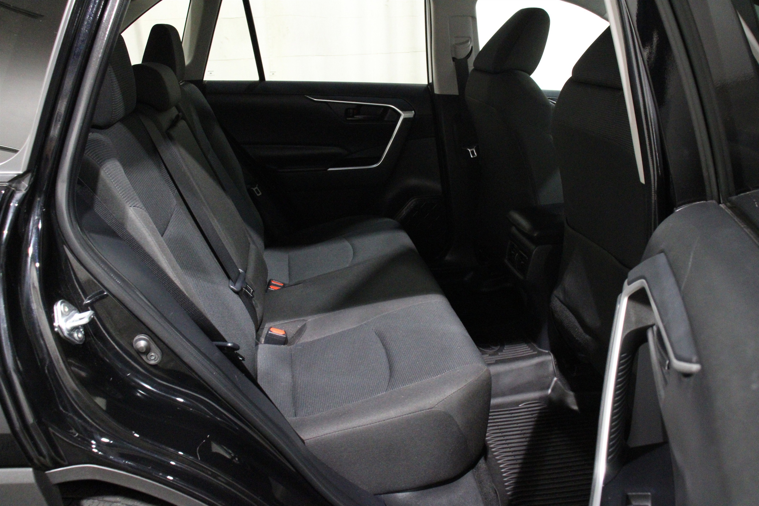 2024 Toyota RAV4 LE - Photo 24