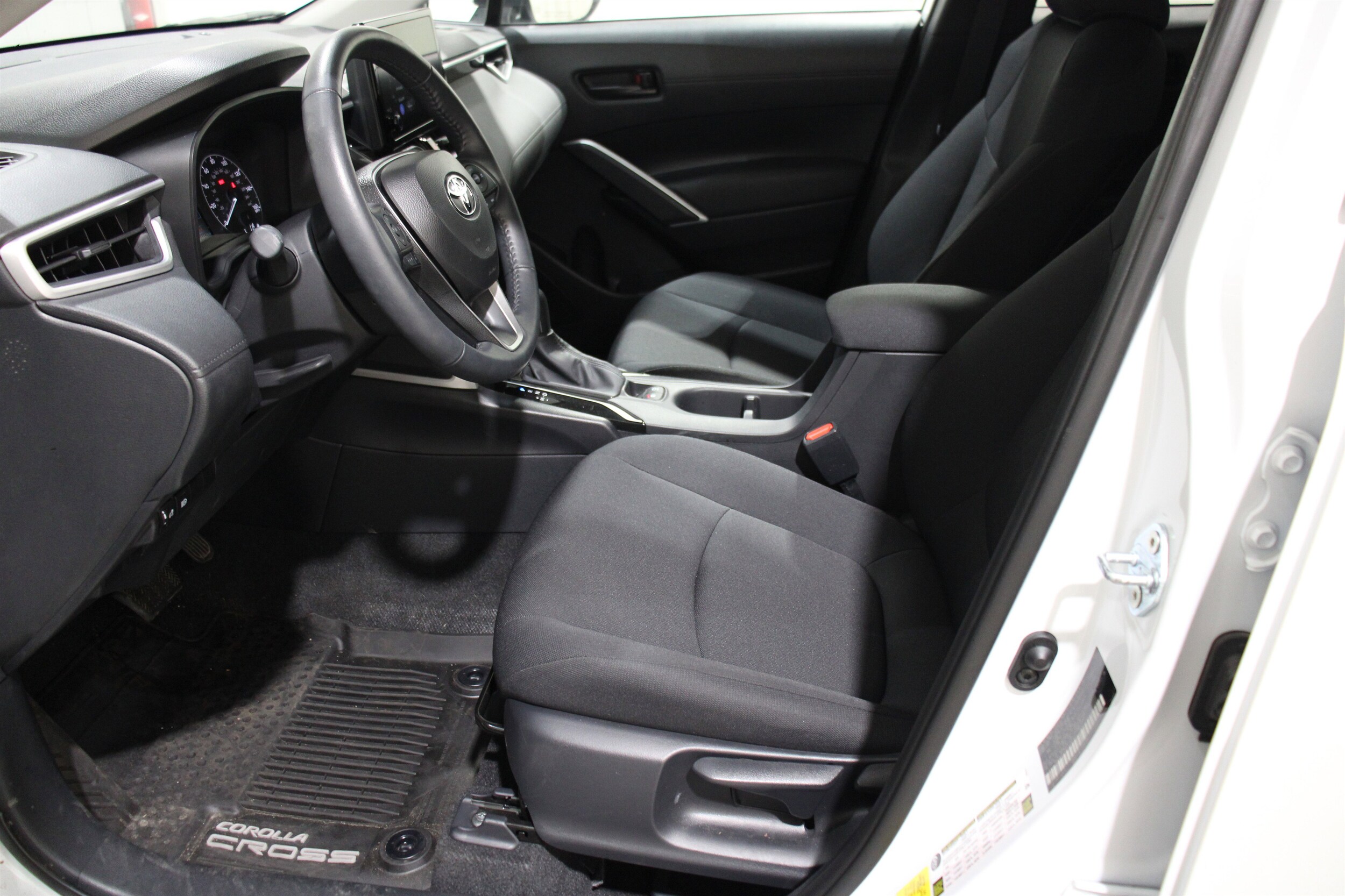 2024 Toyota Corolla Cross LE photo 3
