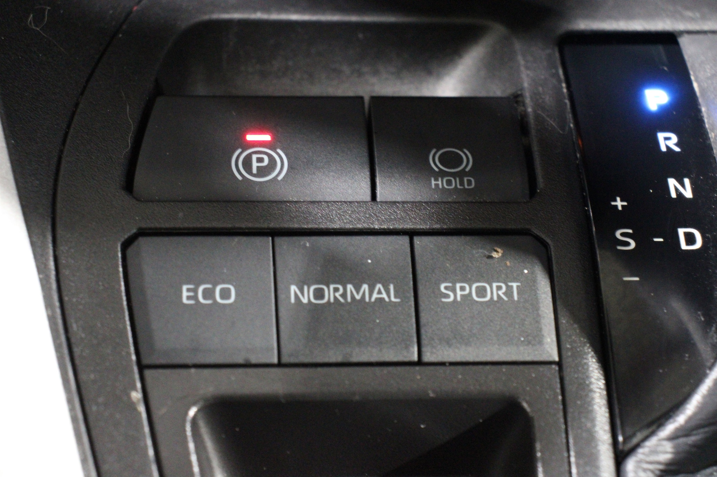 2024 Toyota RAV4 LE - Photo 20
