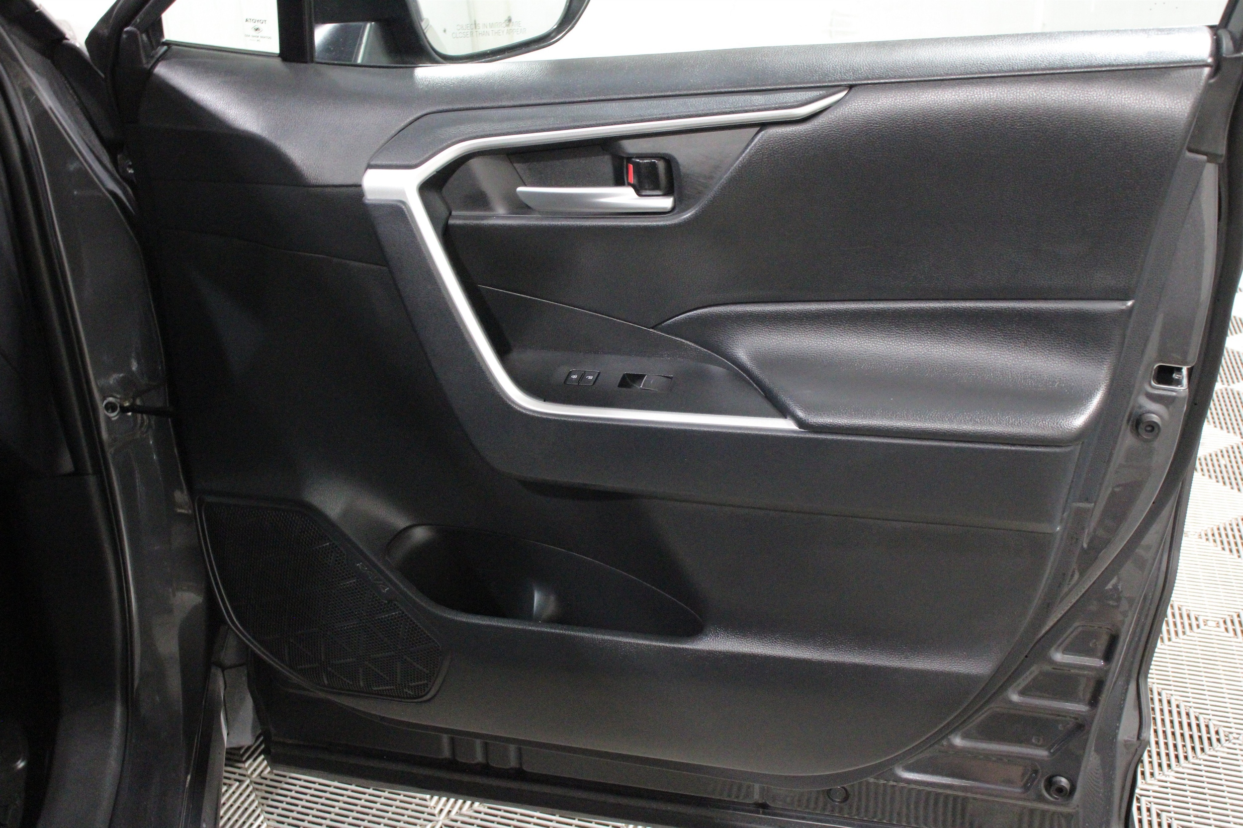 2025 Toyota RAV4 XLE - Photo 29