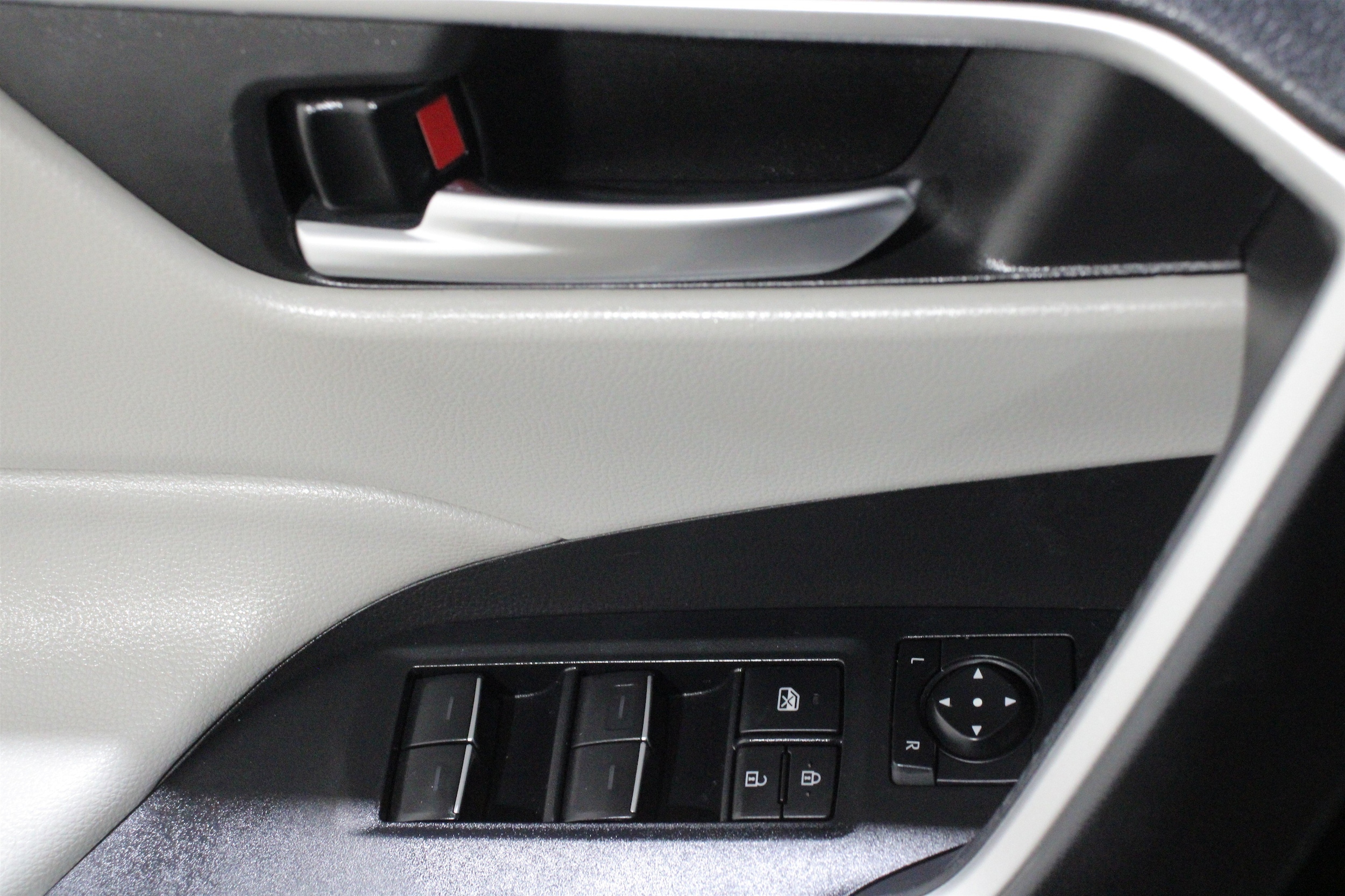 2022 Toyota RAV4 XLE - Photo 7