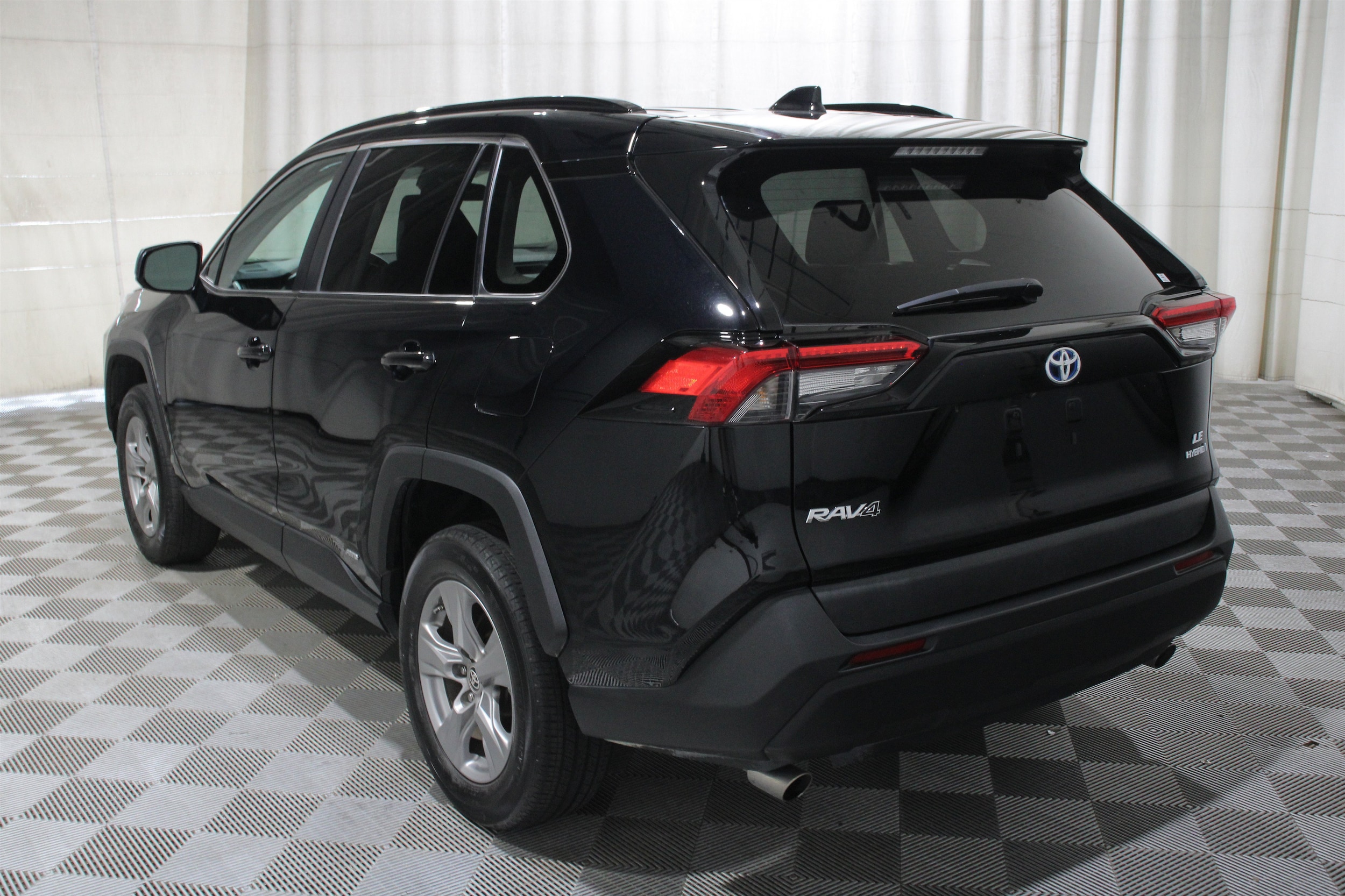2024 Toyota RAV4 LE - Photo 33