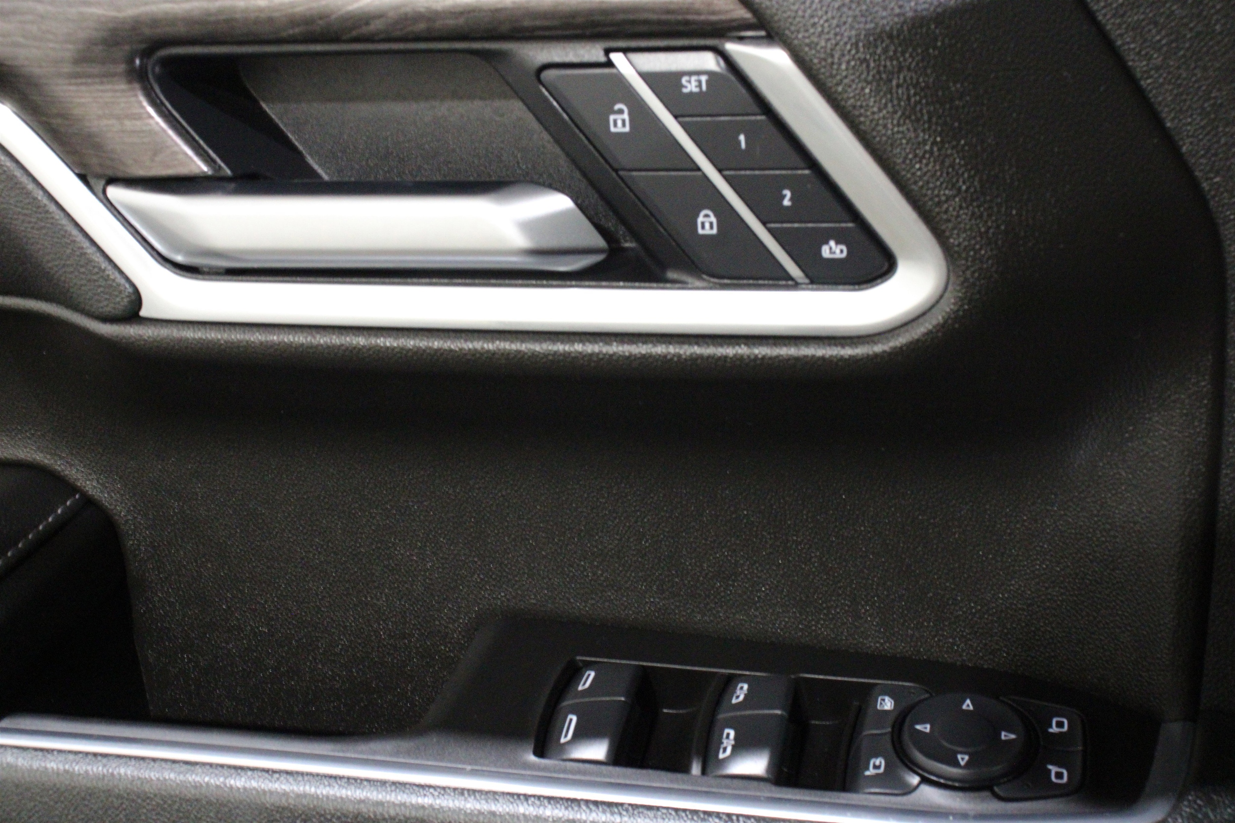 2025 Chevrolet Silverado 1500 LTZ - Photo 7