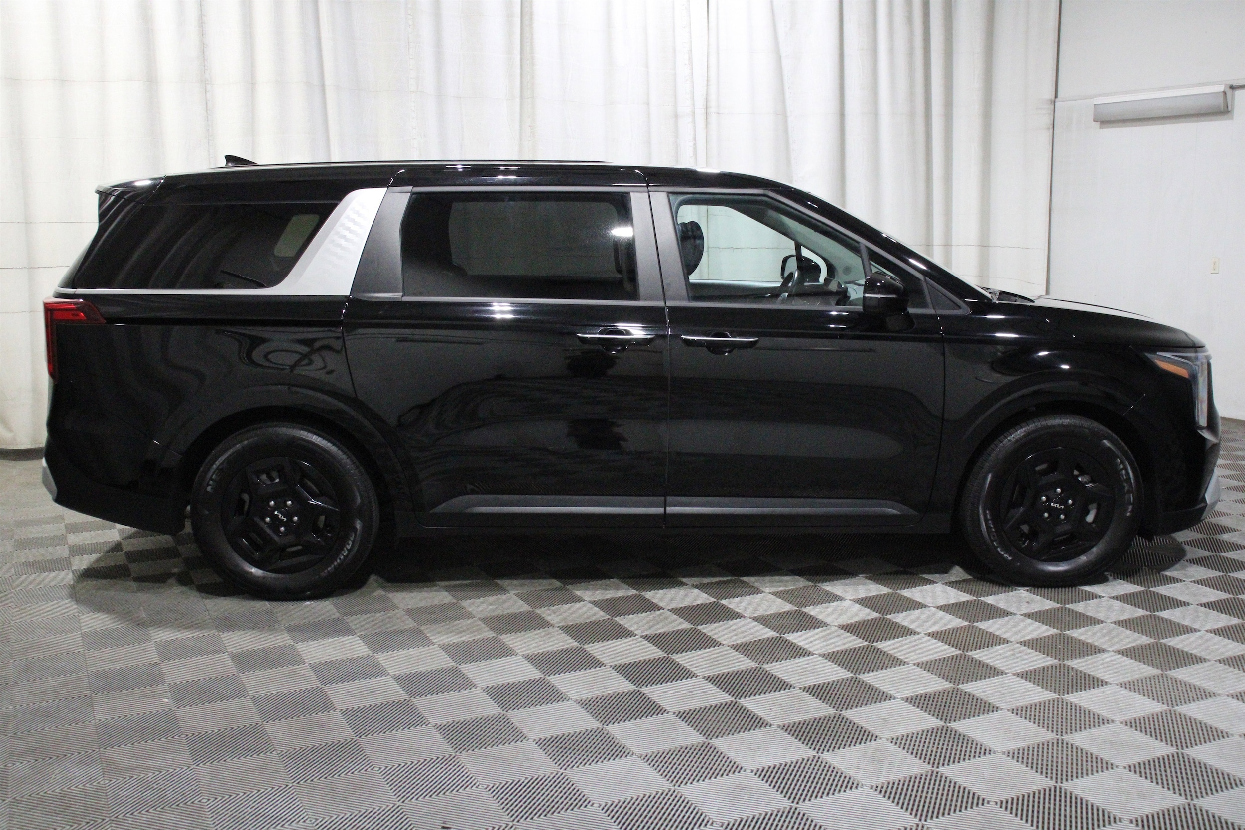 2025 Kia Carnival LXS - Photo 33