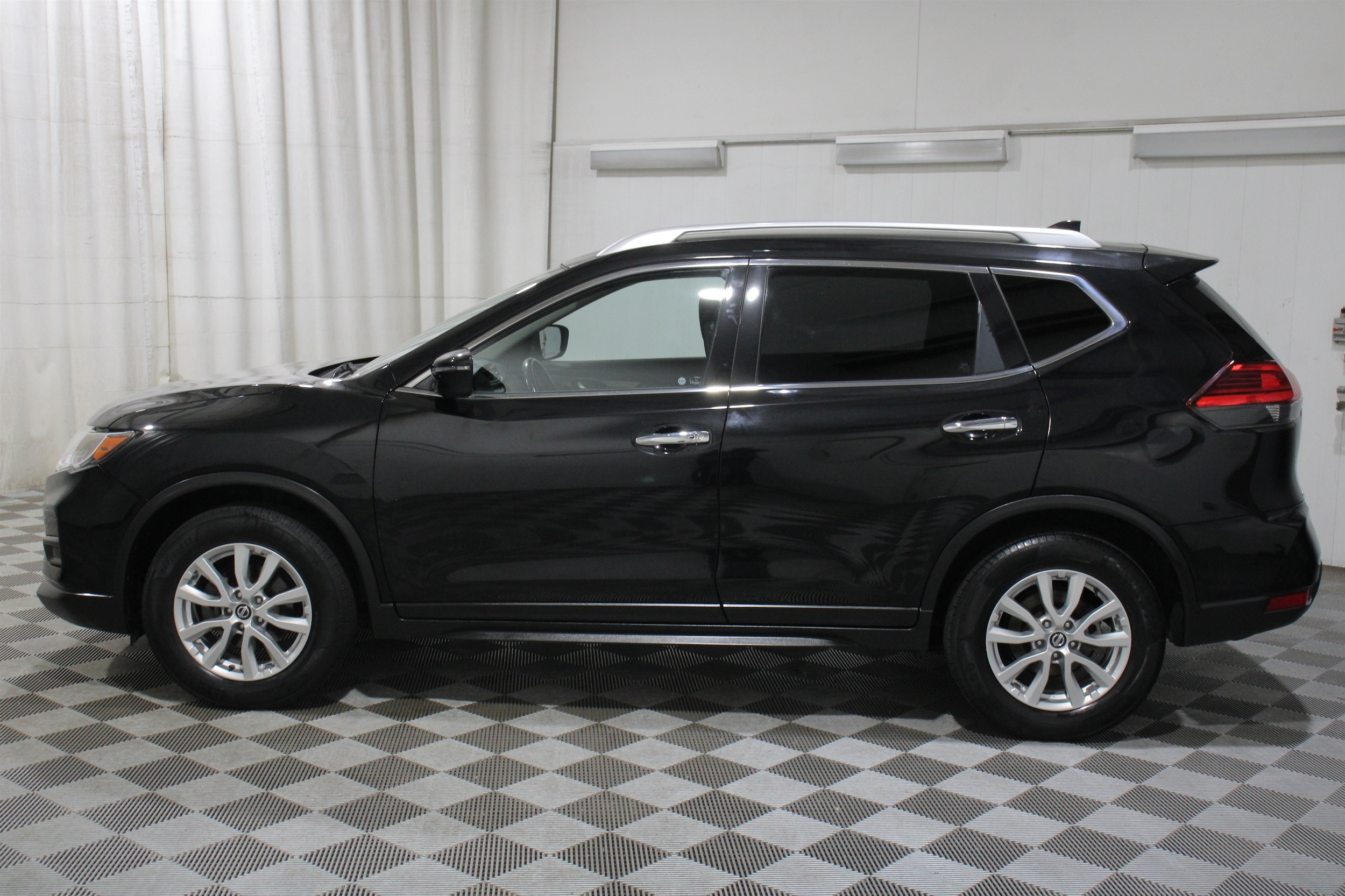 2017 Nissan Rogue SV - Photo 32
