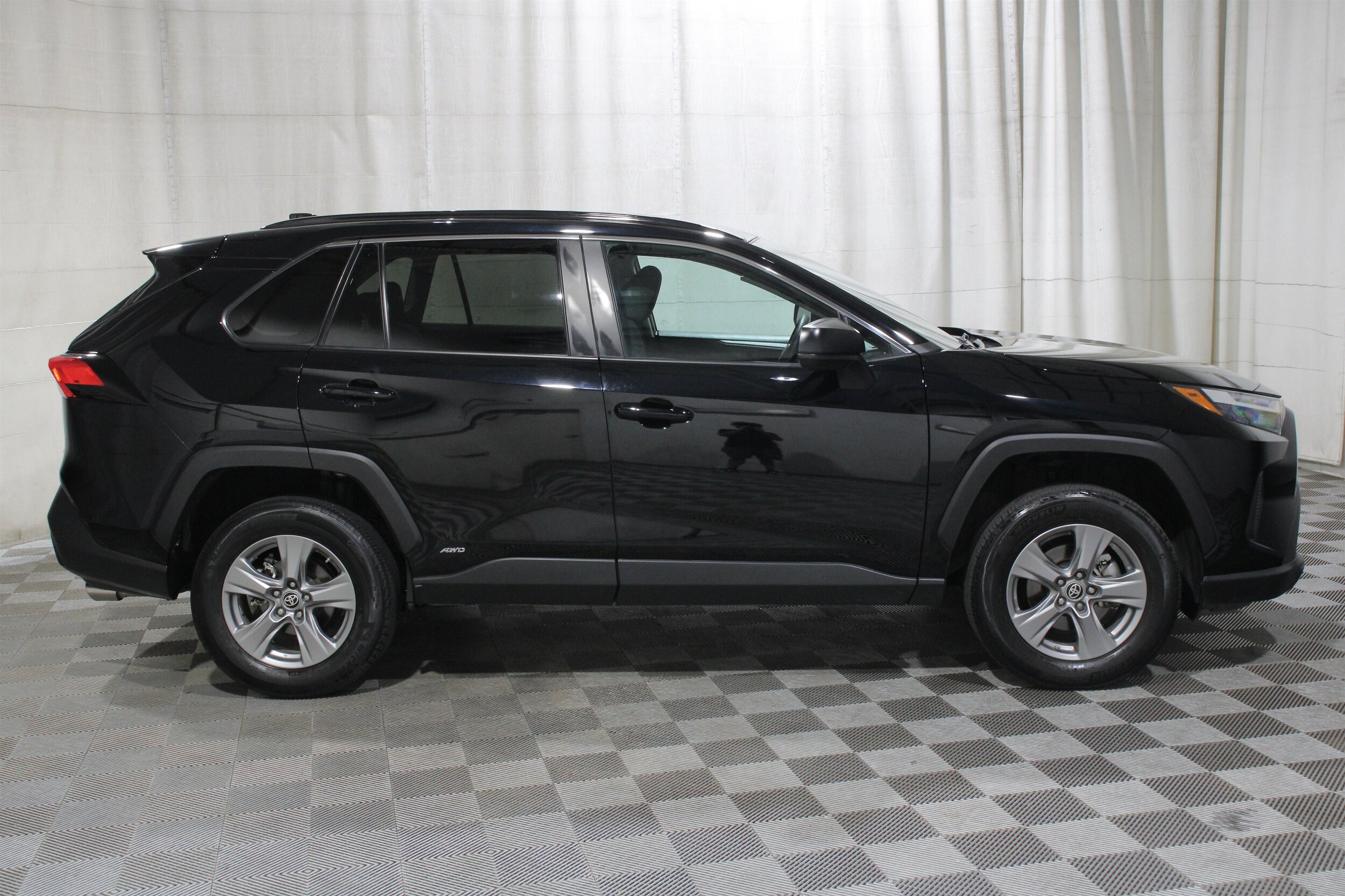 2024 Toyota RAV4 LE - Photo 30