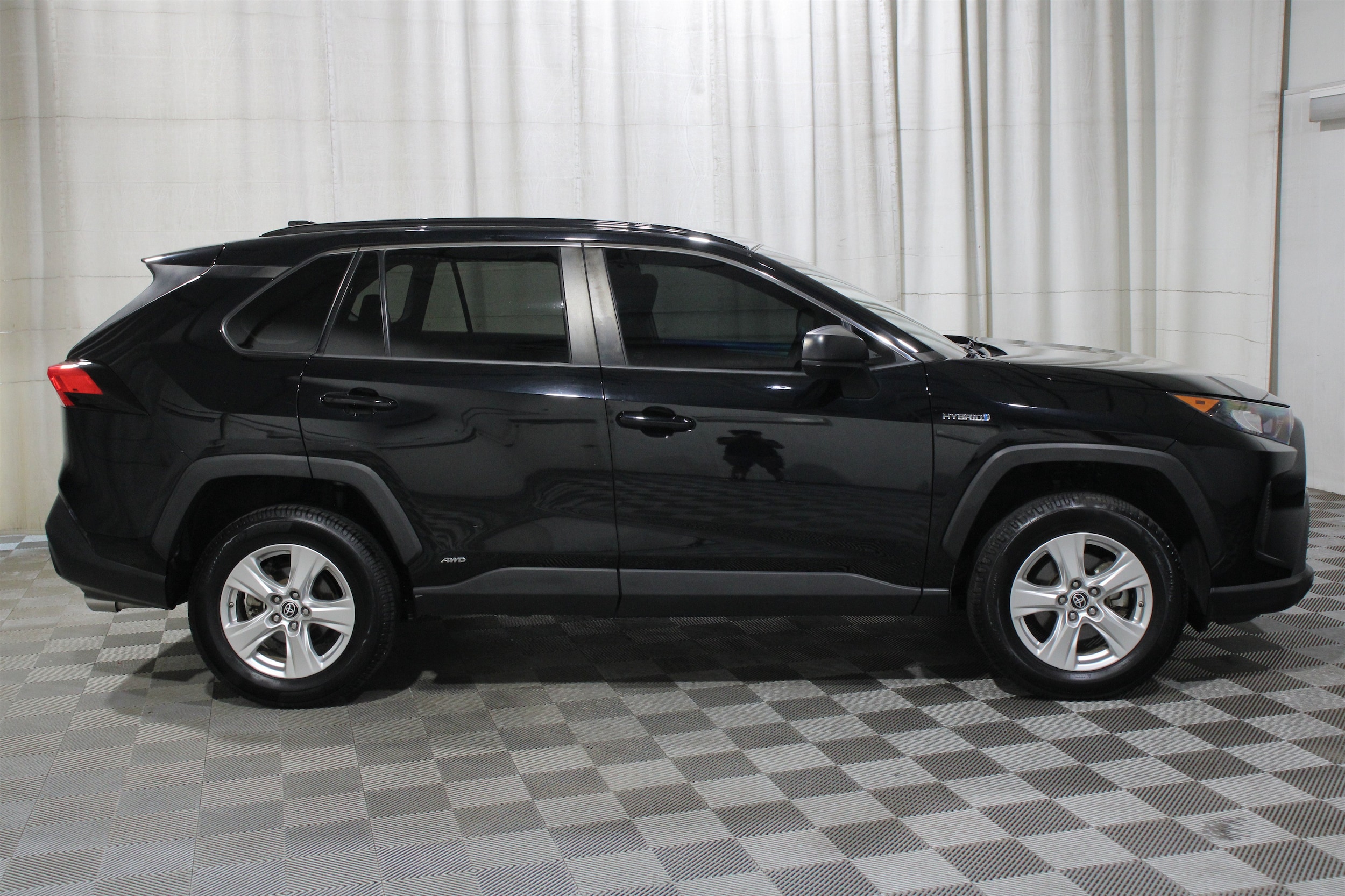 2021 Toyota RAV4 LE - Photo 30