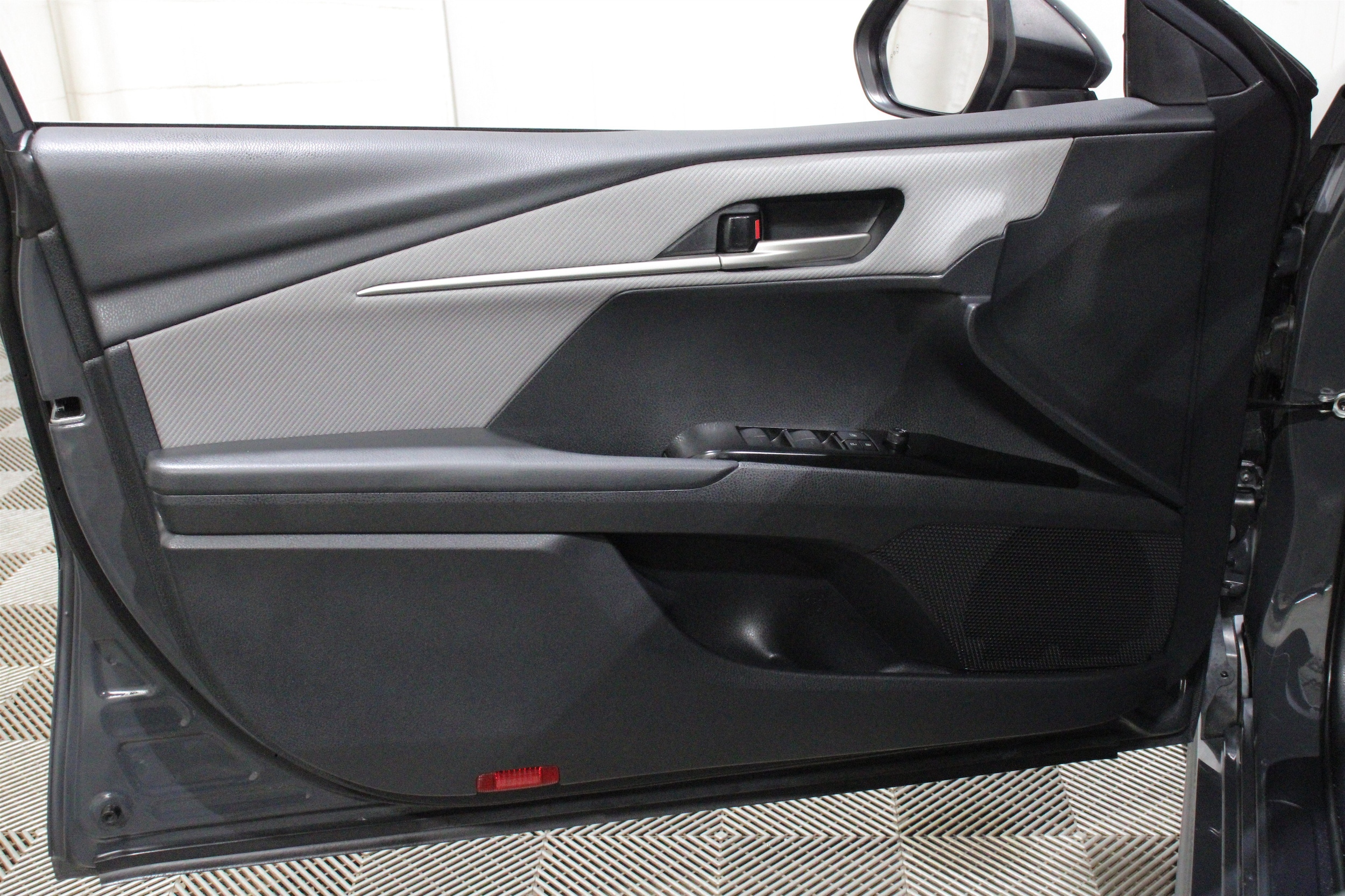 2025 Toyota Camry SE - Photo 6