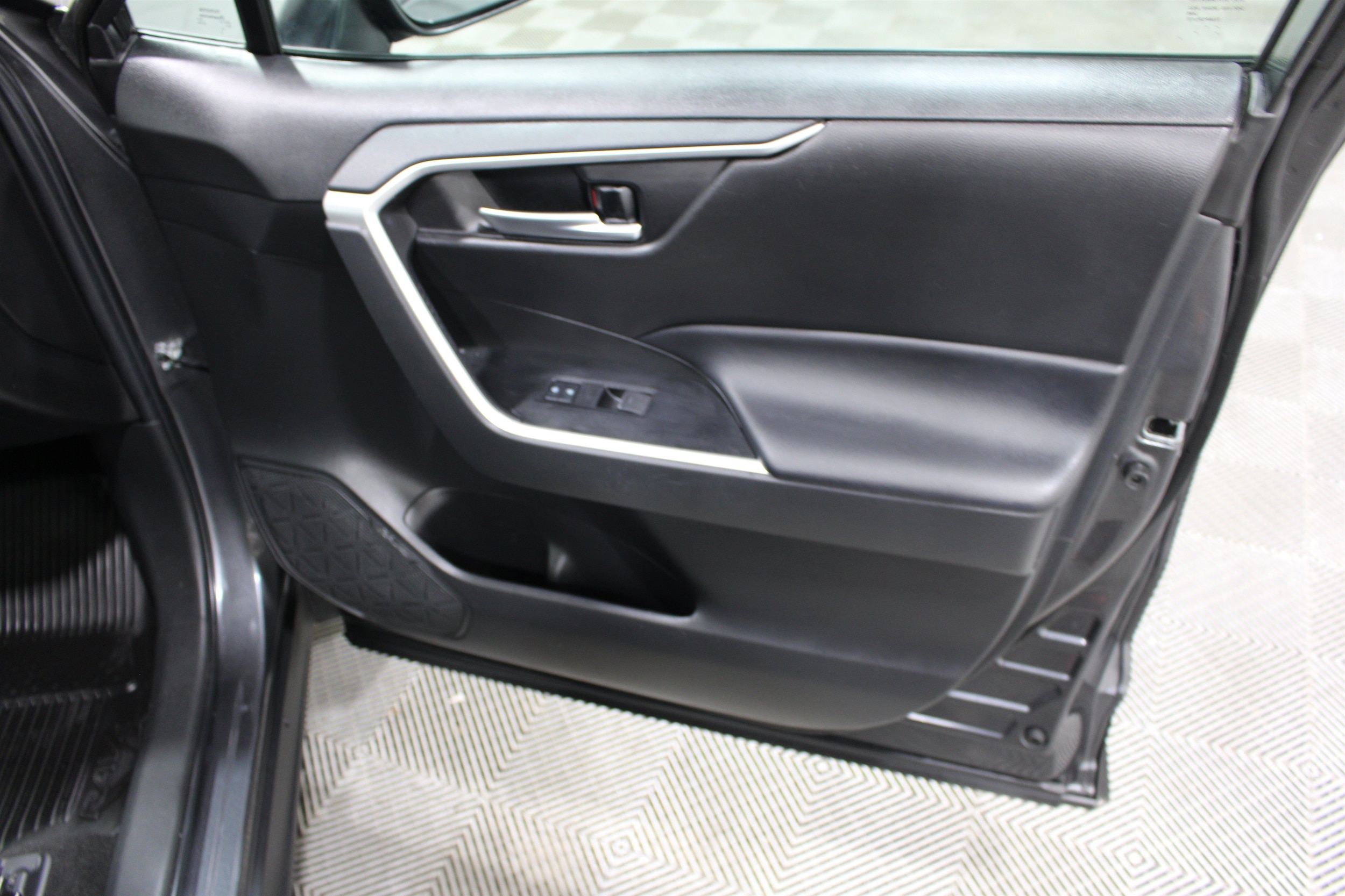 2023 Toyota RAV4 XLE - Photo 25