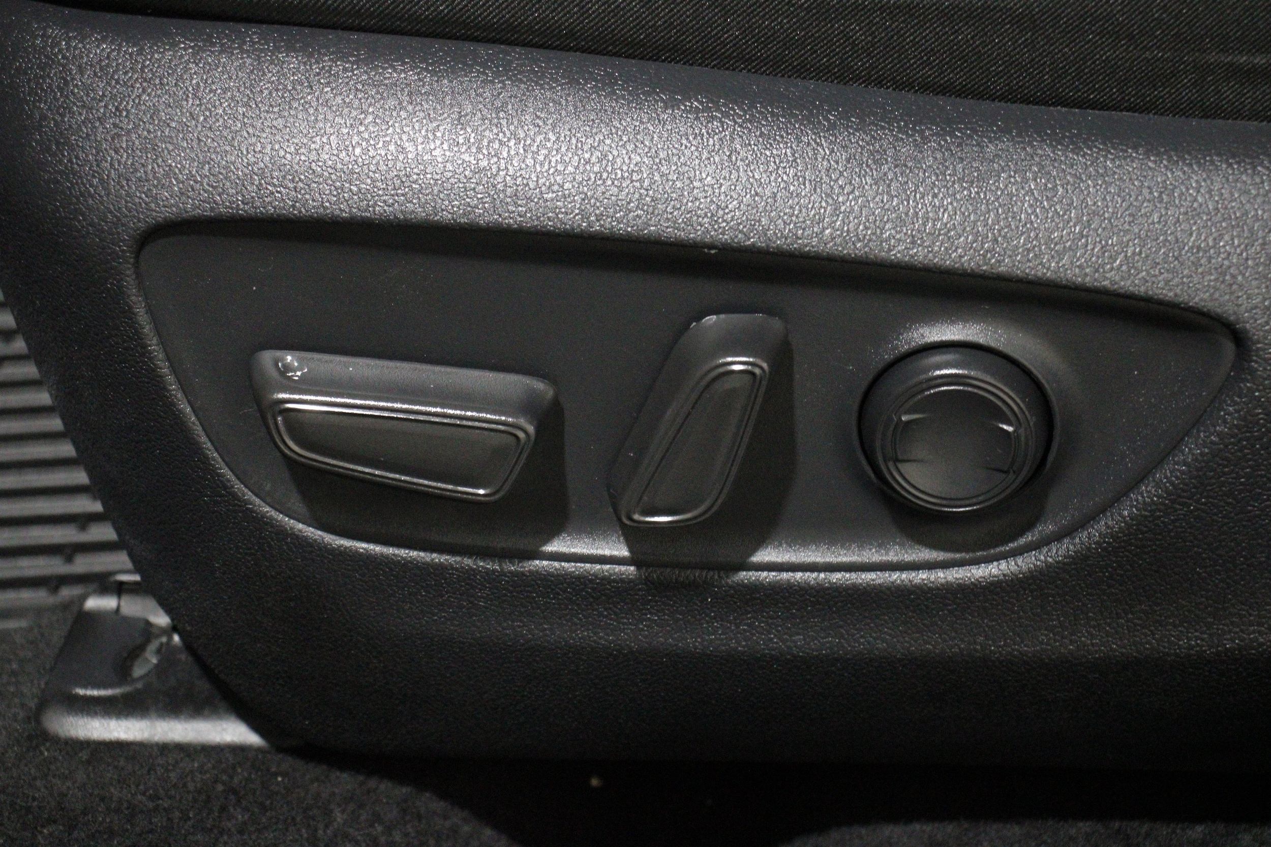 2025 Toyota RAV4 XLE - Photo 4