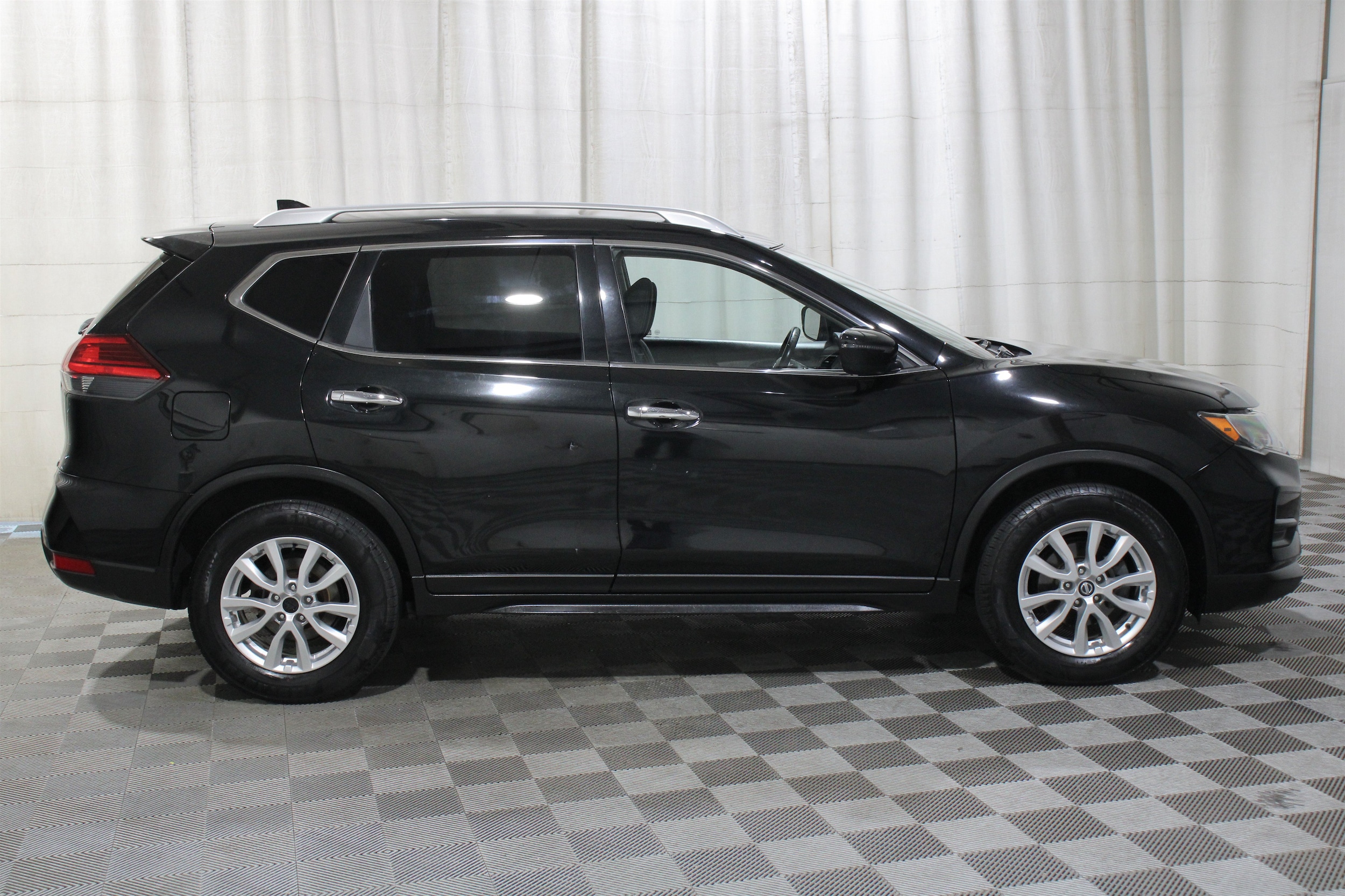 2017 Nissan Rogue SV - Photo 28