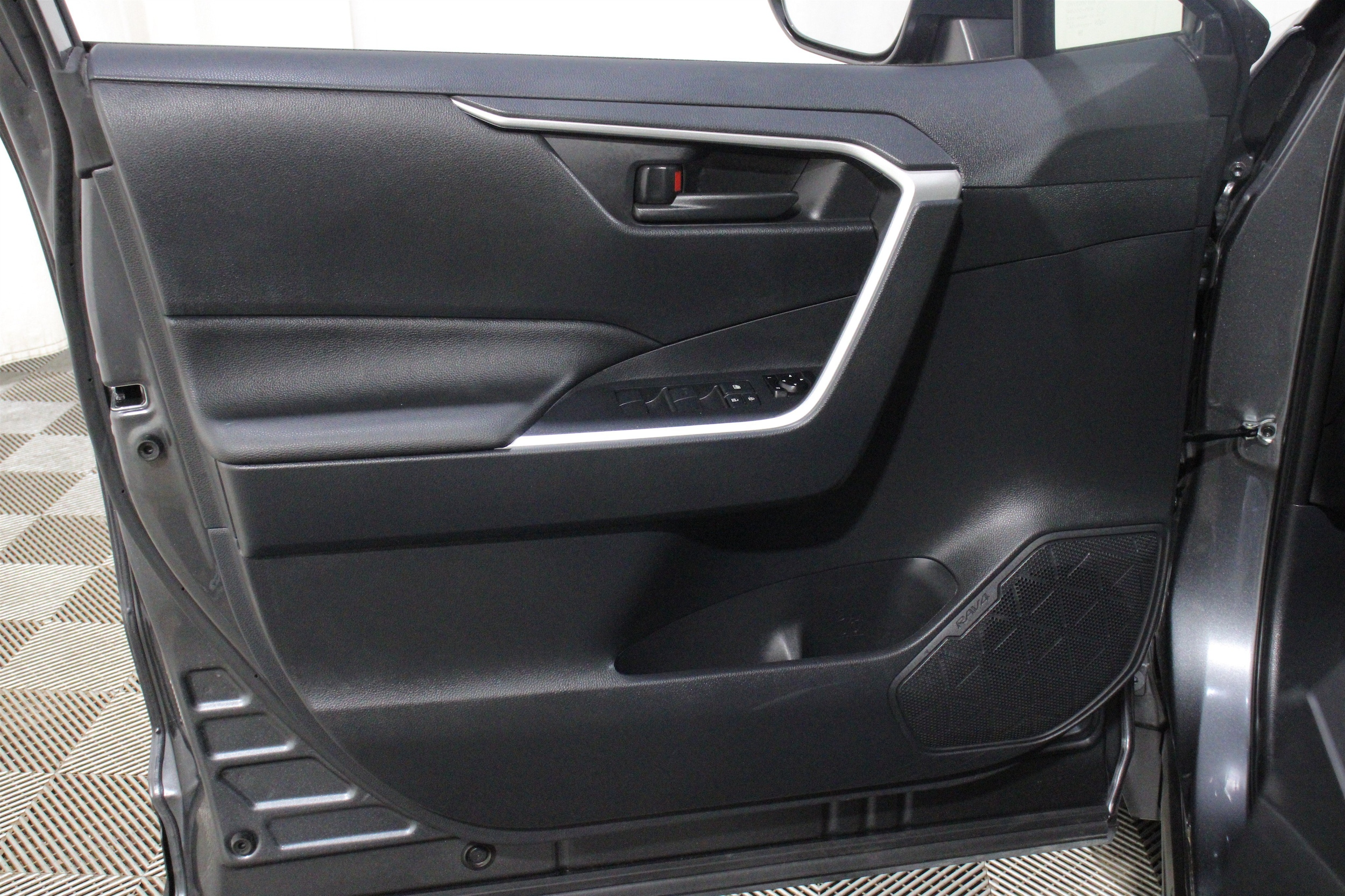 2025 Toyota RAV4 LE - Photo 6