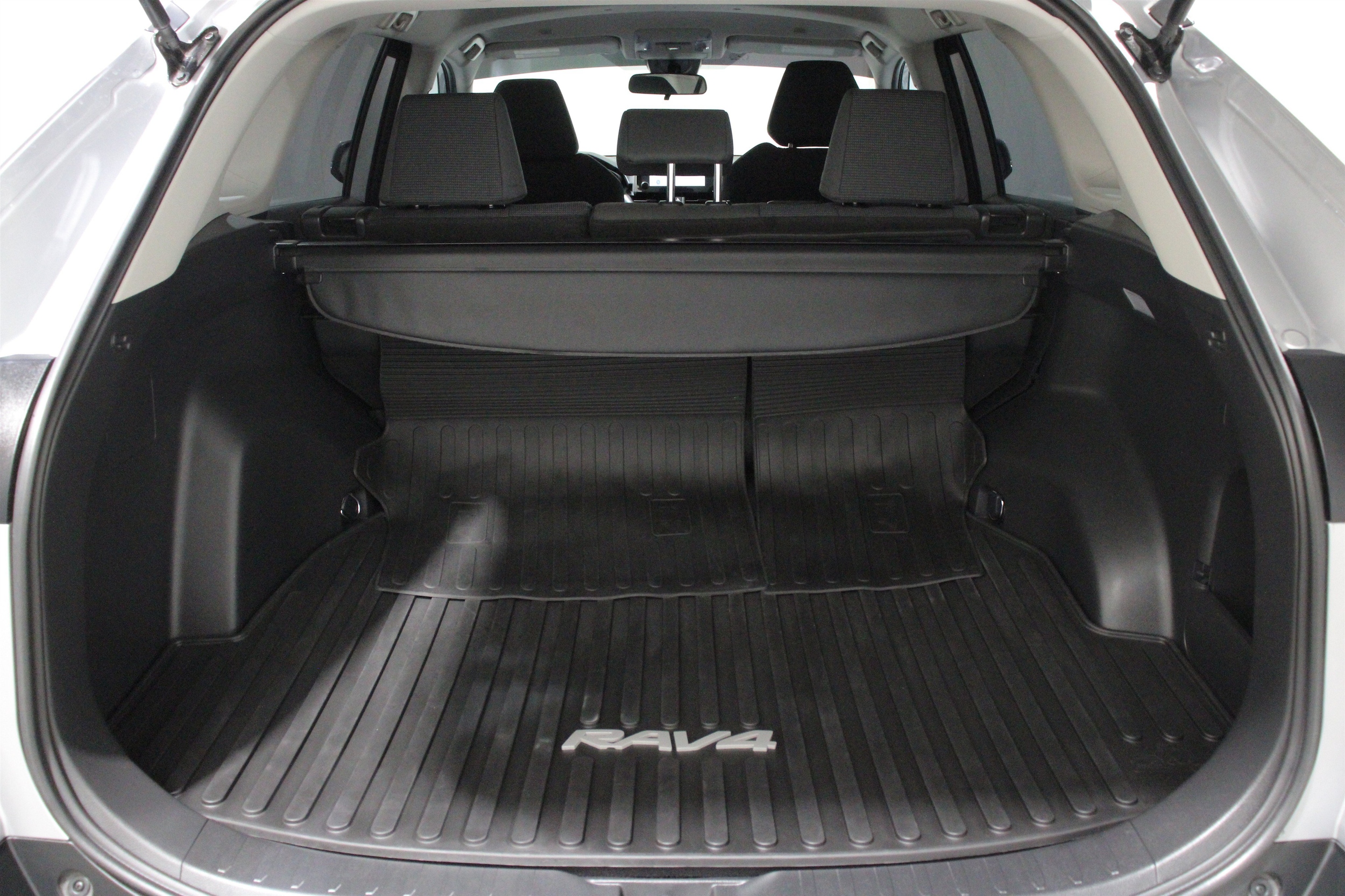 2025 Toyota RAV4 LE - Photo 24