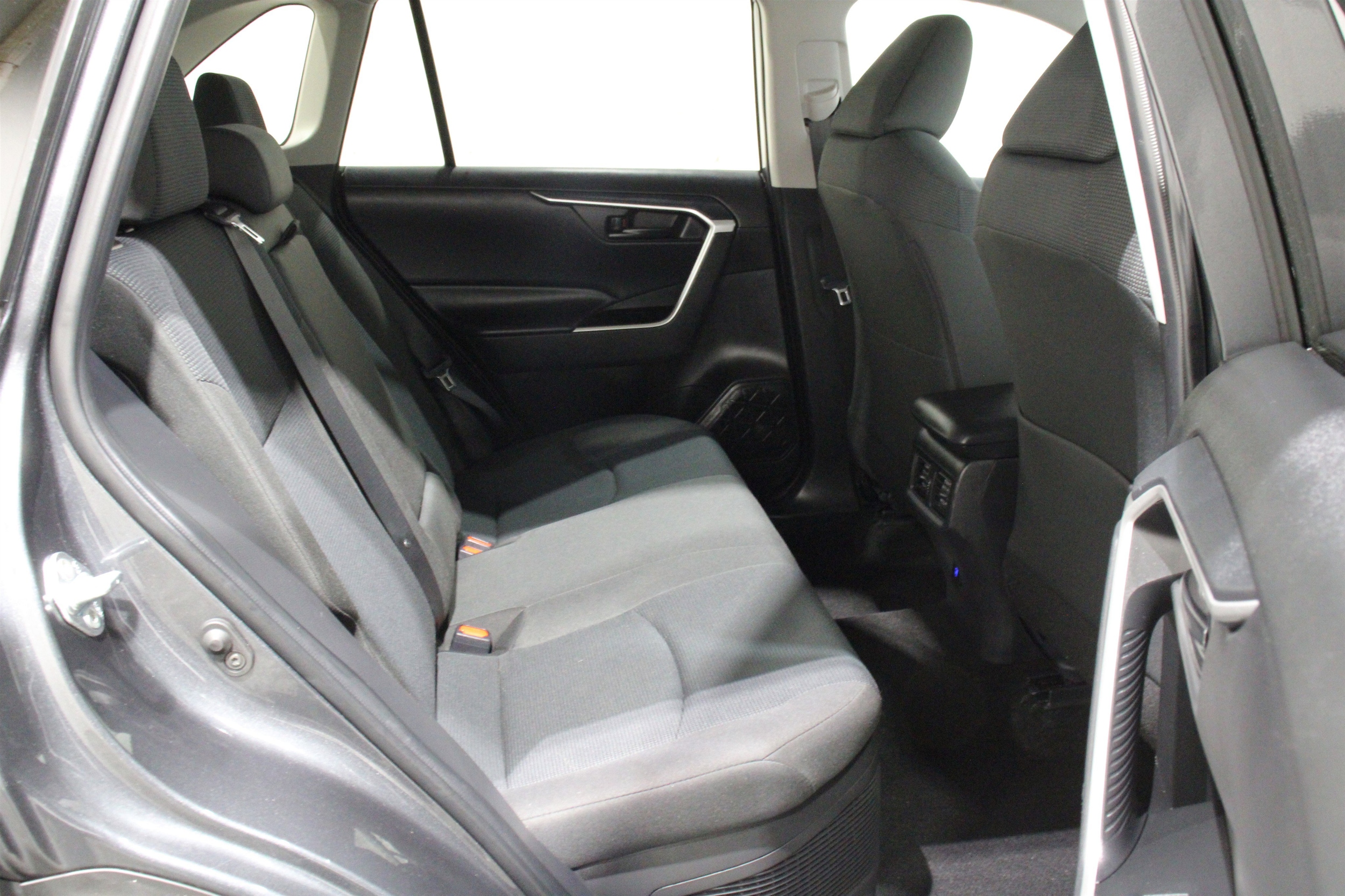 2024 Toyota RAV4 LE - Photo 25