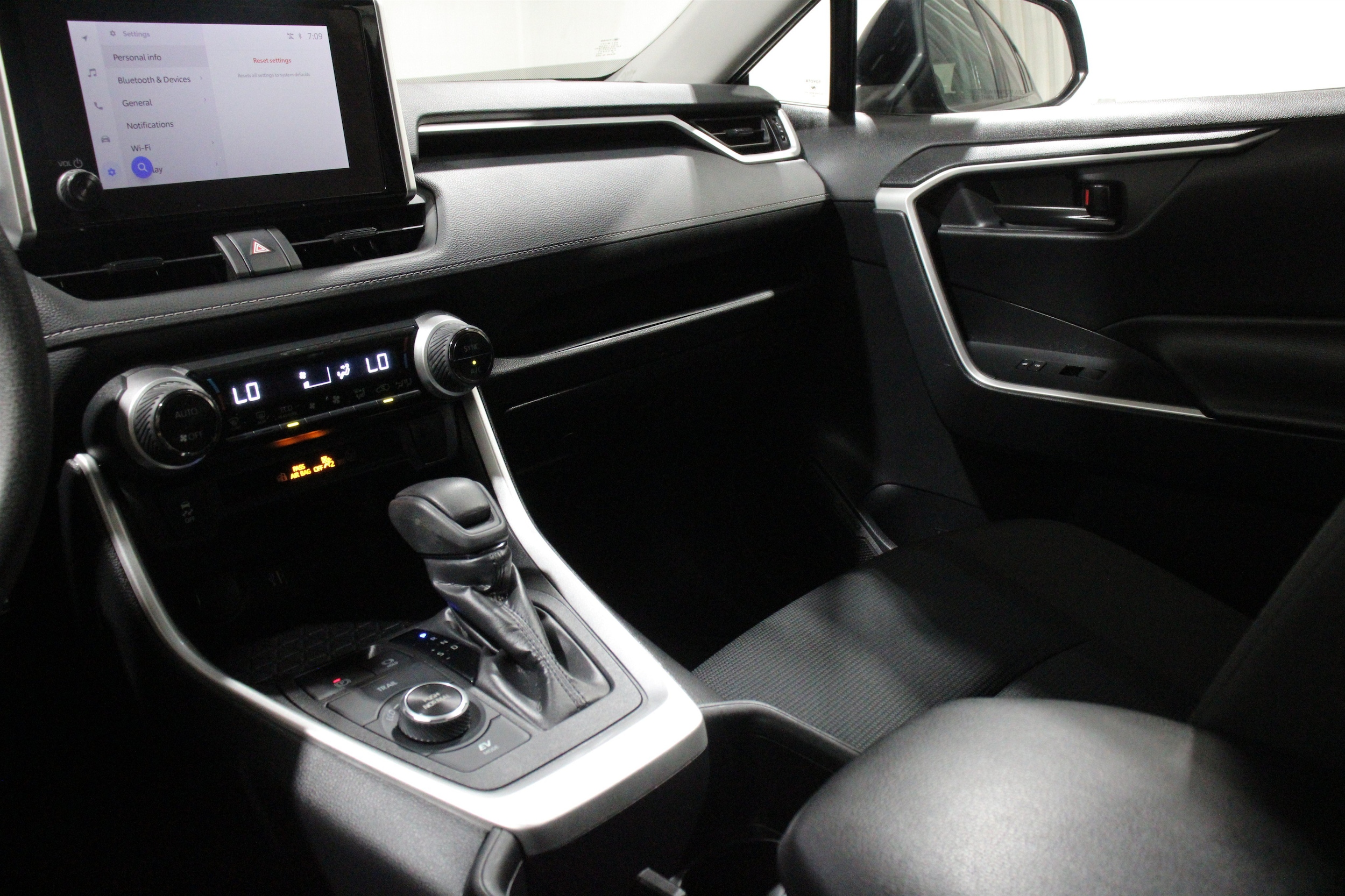 2024 Toyota RAV4 LE - Photo 19