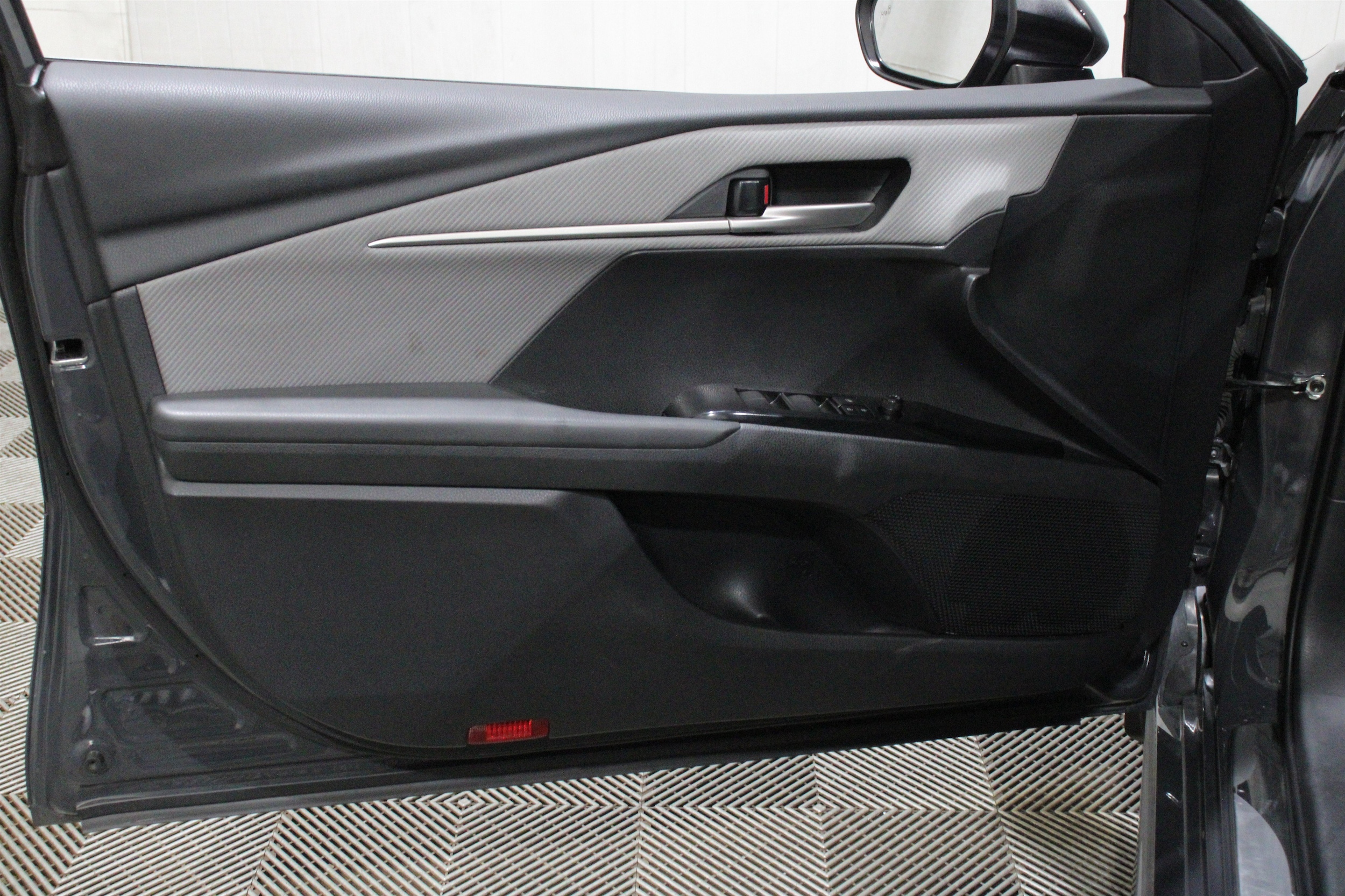 2025 Toyota Camry SE - Photo 6