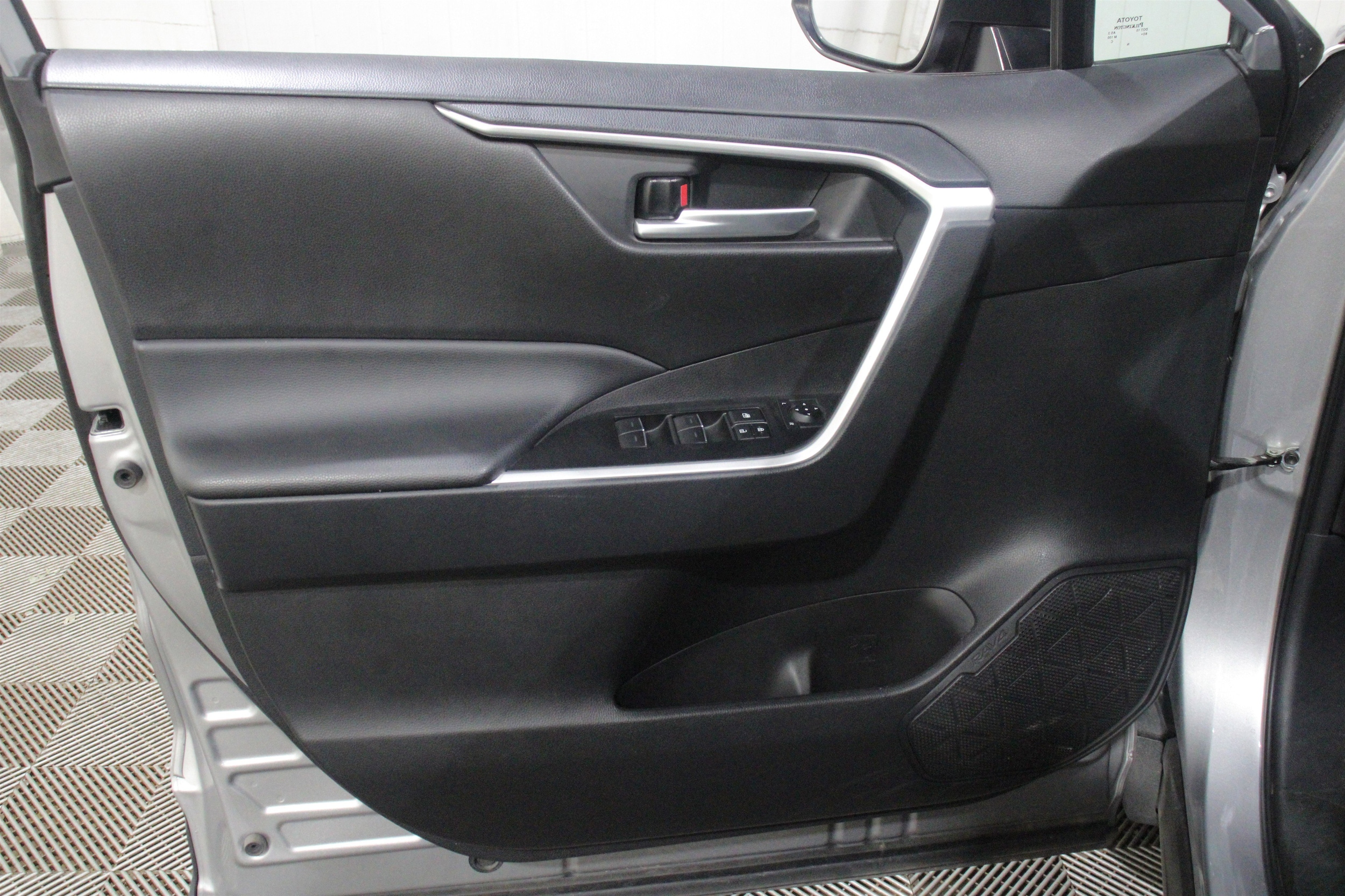 2025 Toyota RAV4 XLE - Photo 6