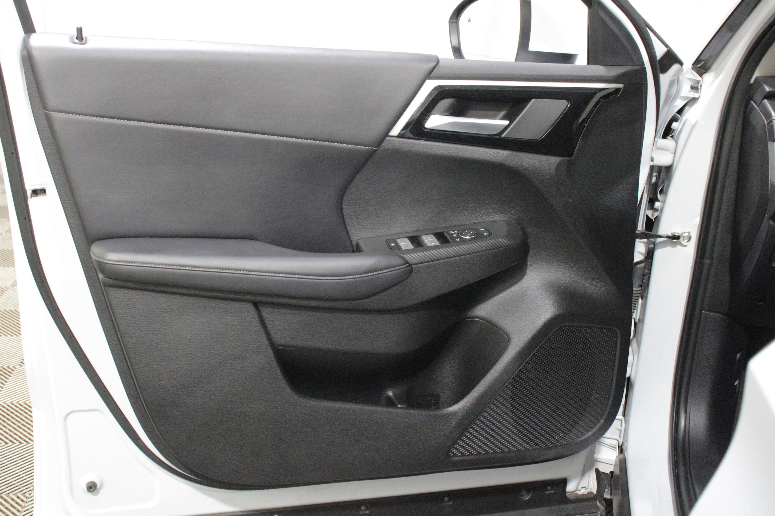 2024 Mitsubishi Outlander Plug-in Hybrid SE - Photo 6