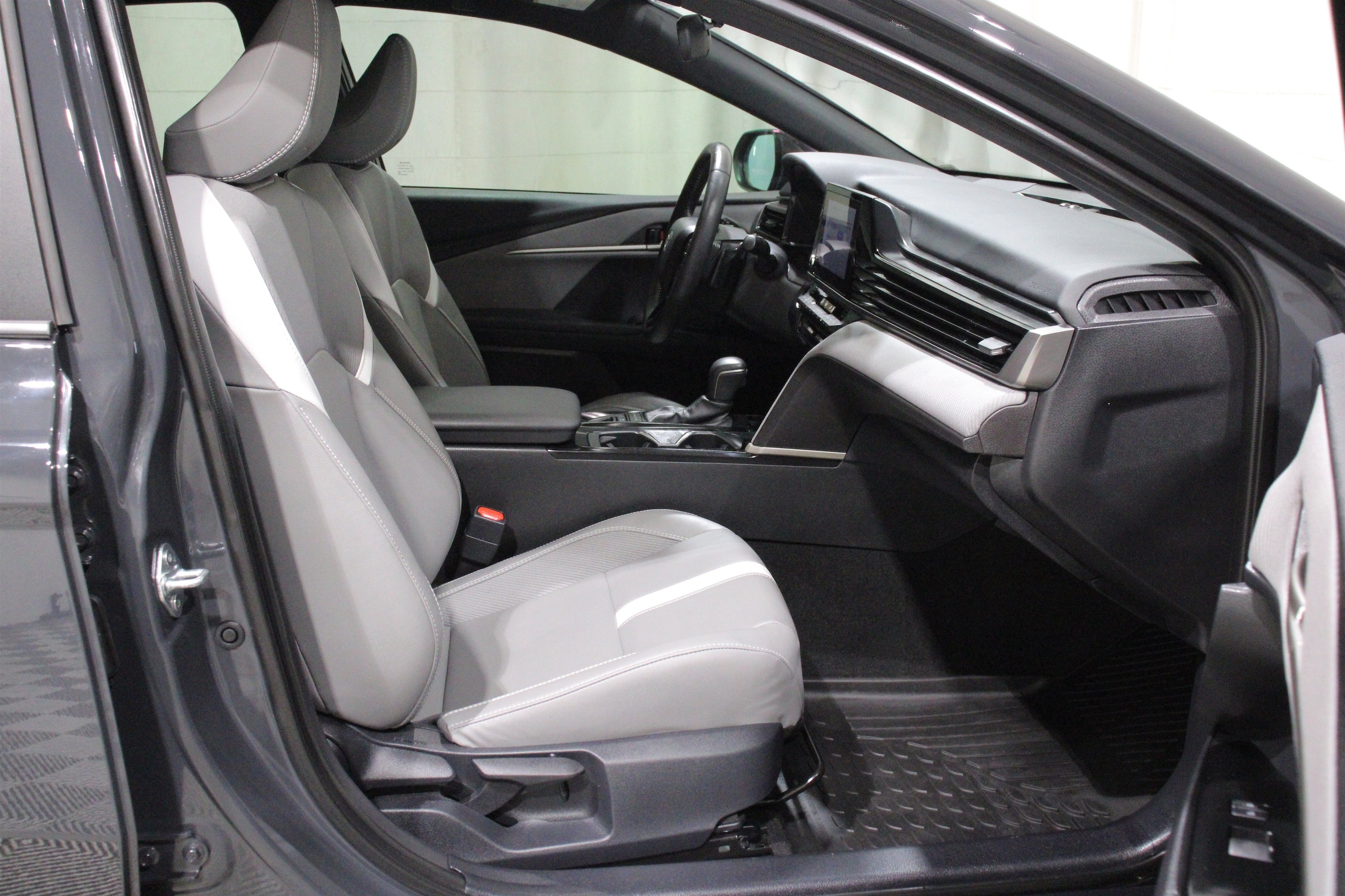 2025 Toyota Camry SE - Photo 26