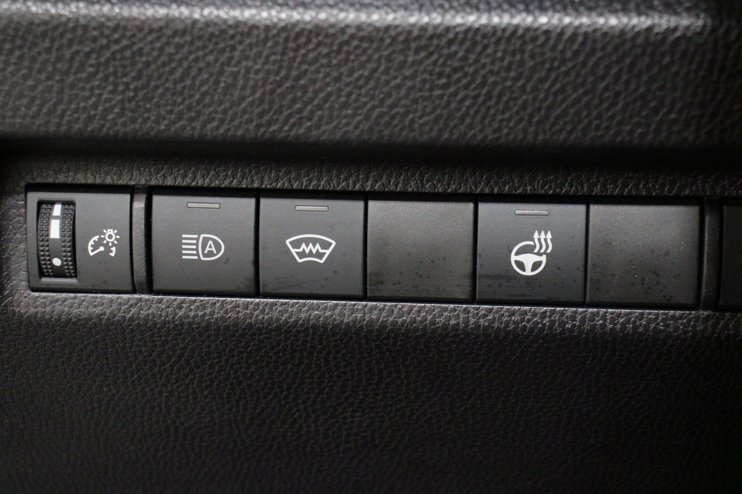2025 Toyota RAV4 XLE - Photo 11