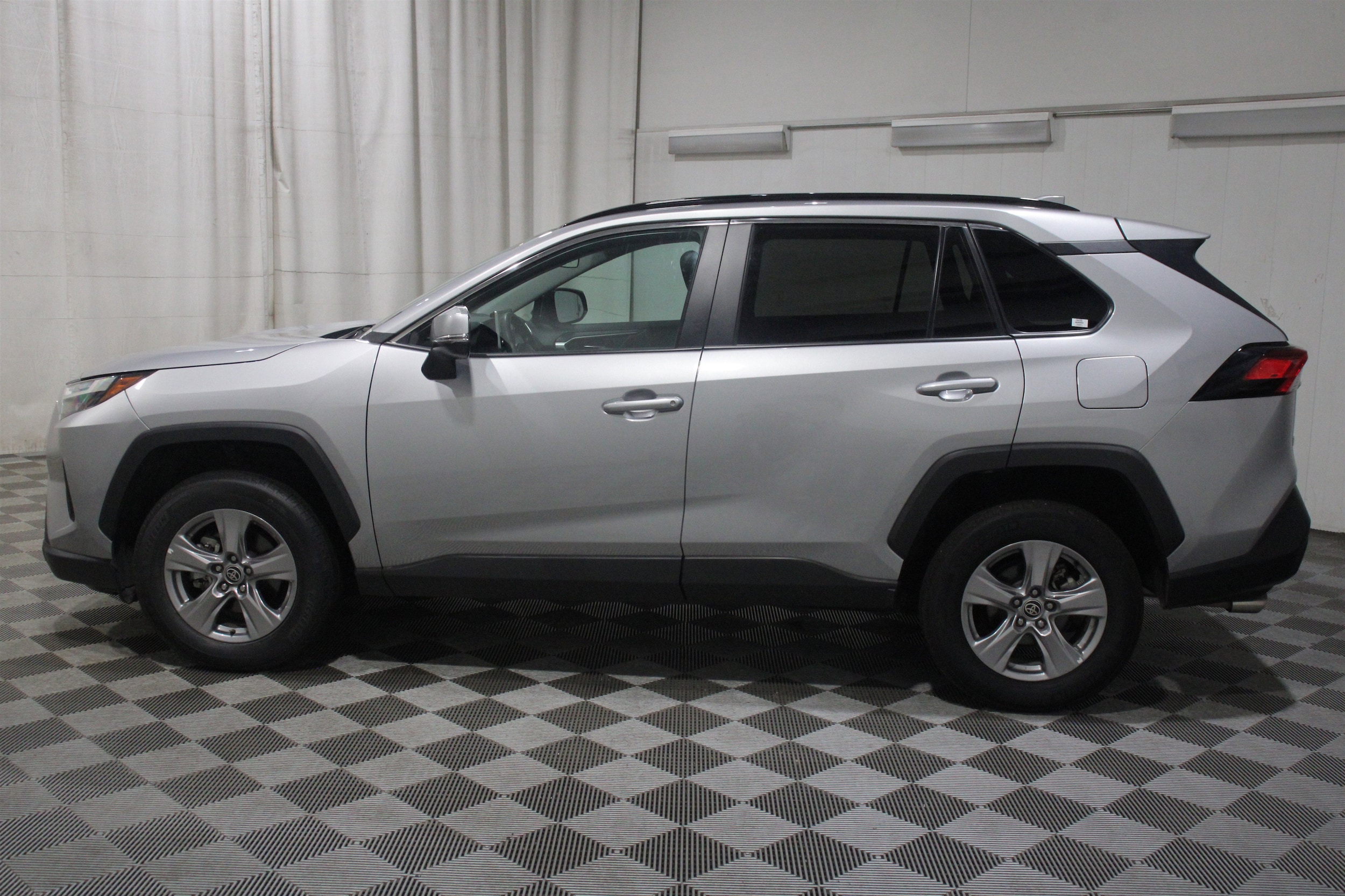 2025 Toyota RAV4 XLE - Photo 35
