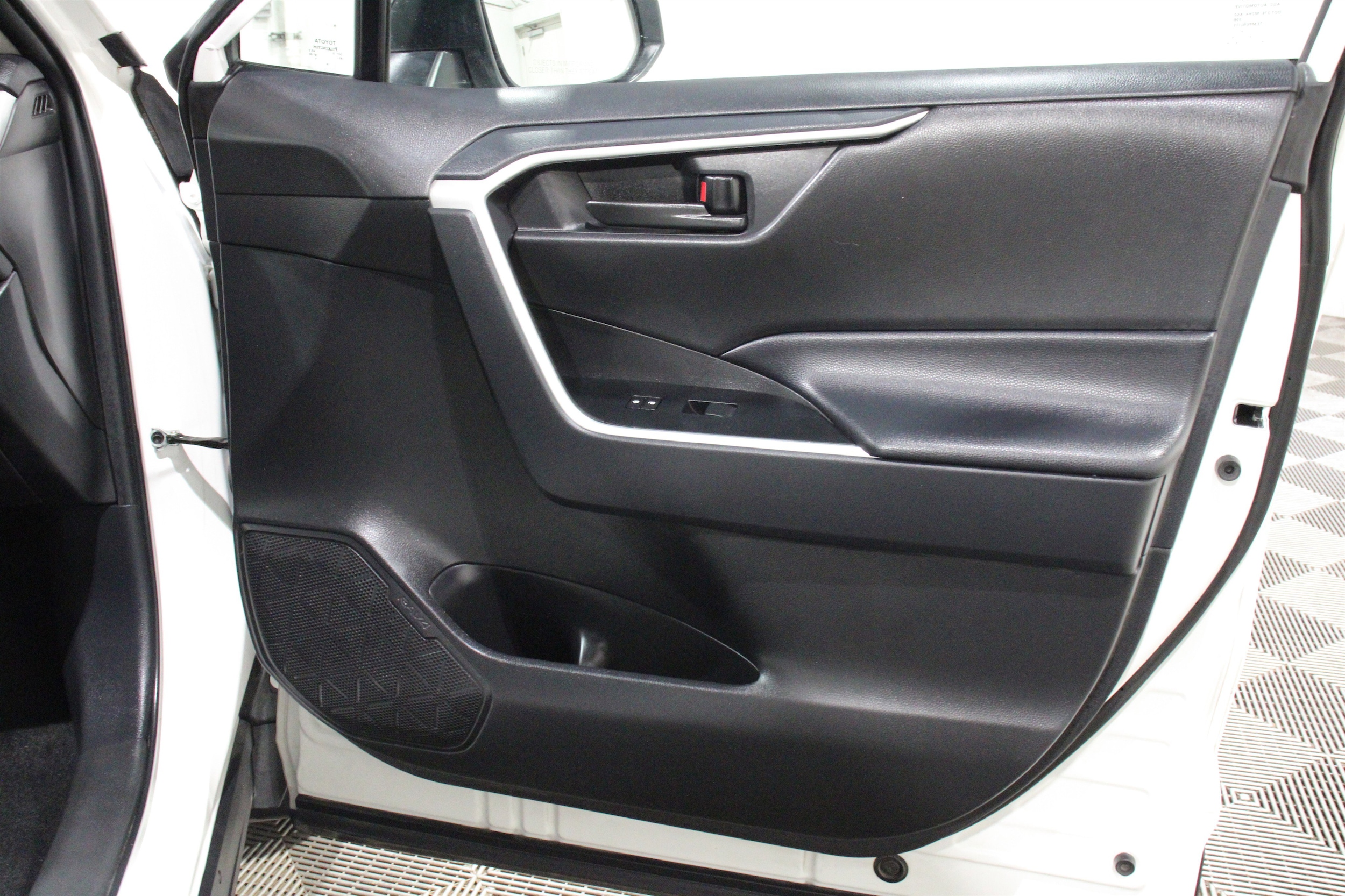 2025 Toyota RAV4 LE - Photo 28