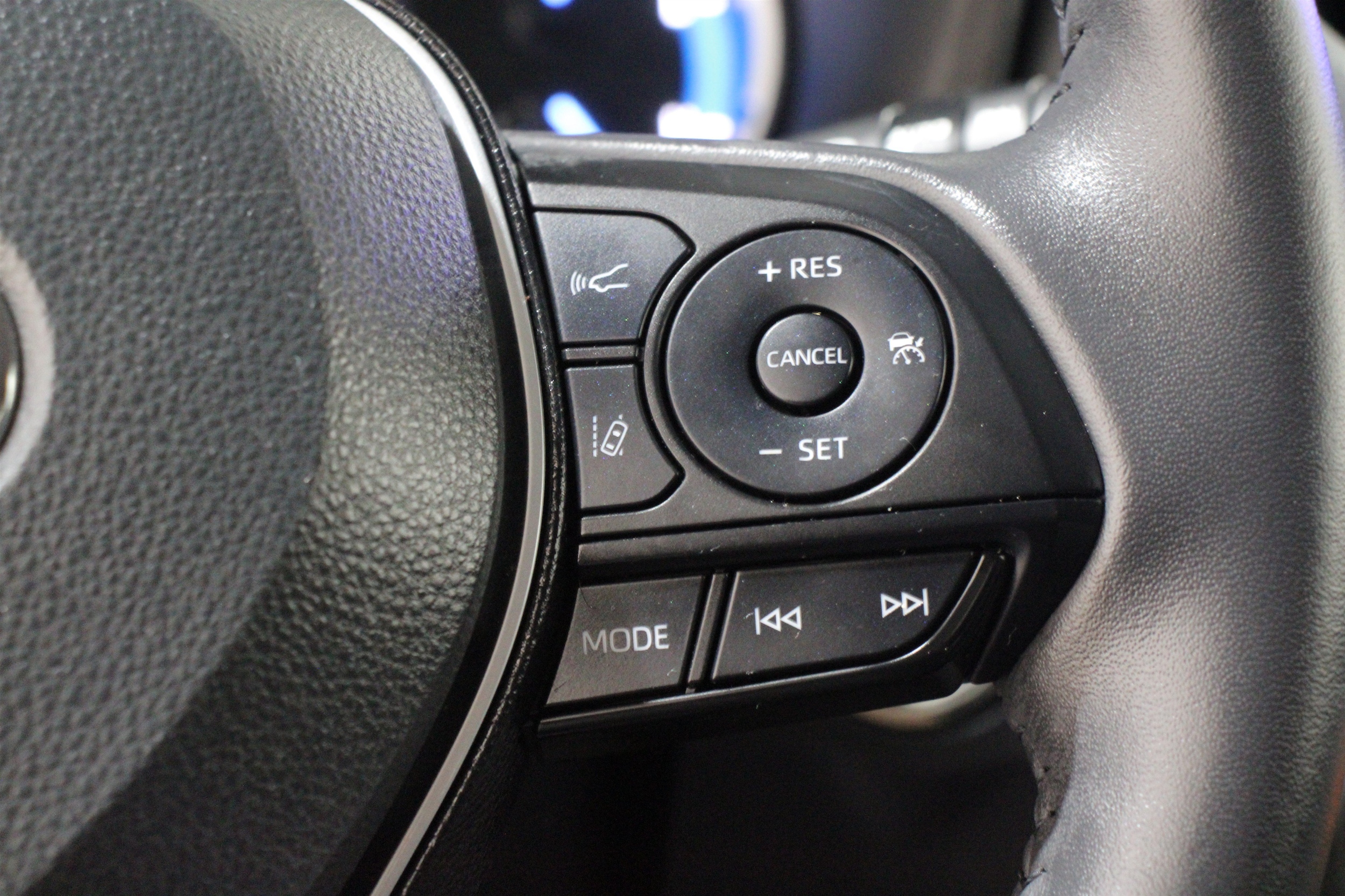 2025 Toyota RAV4 XLE - Photo 10