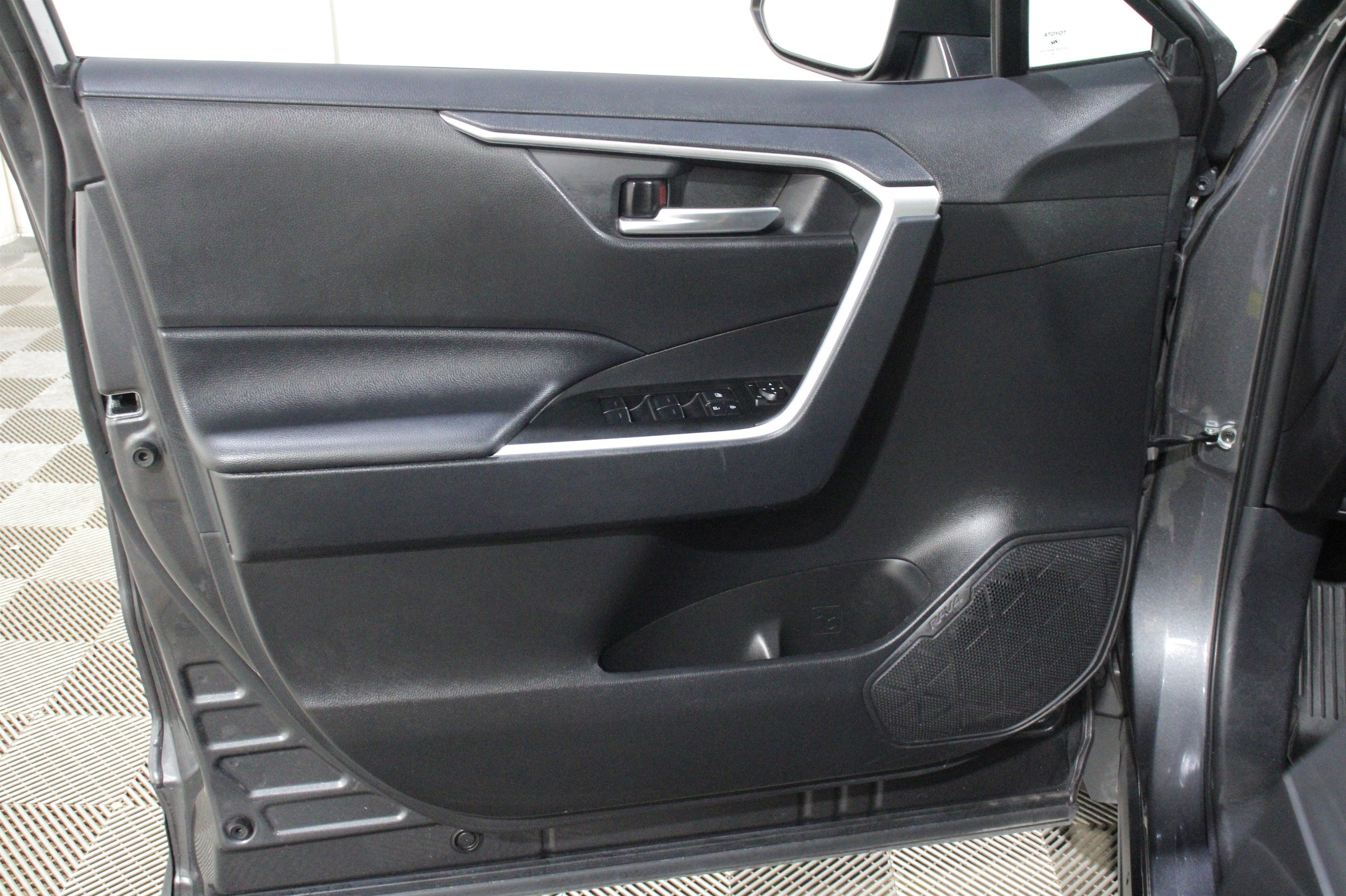 2025 Toyota RAV4 XLE - Photo 6