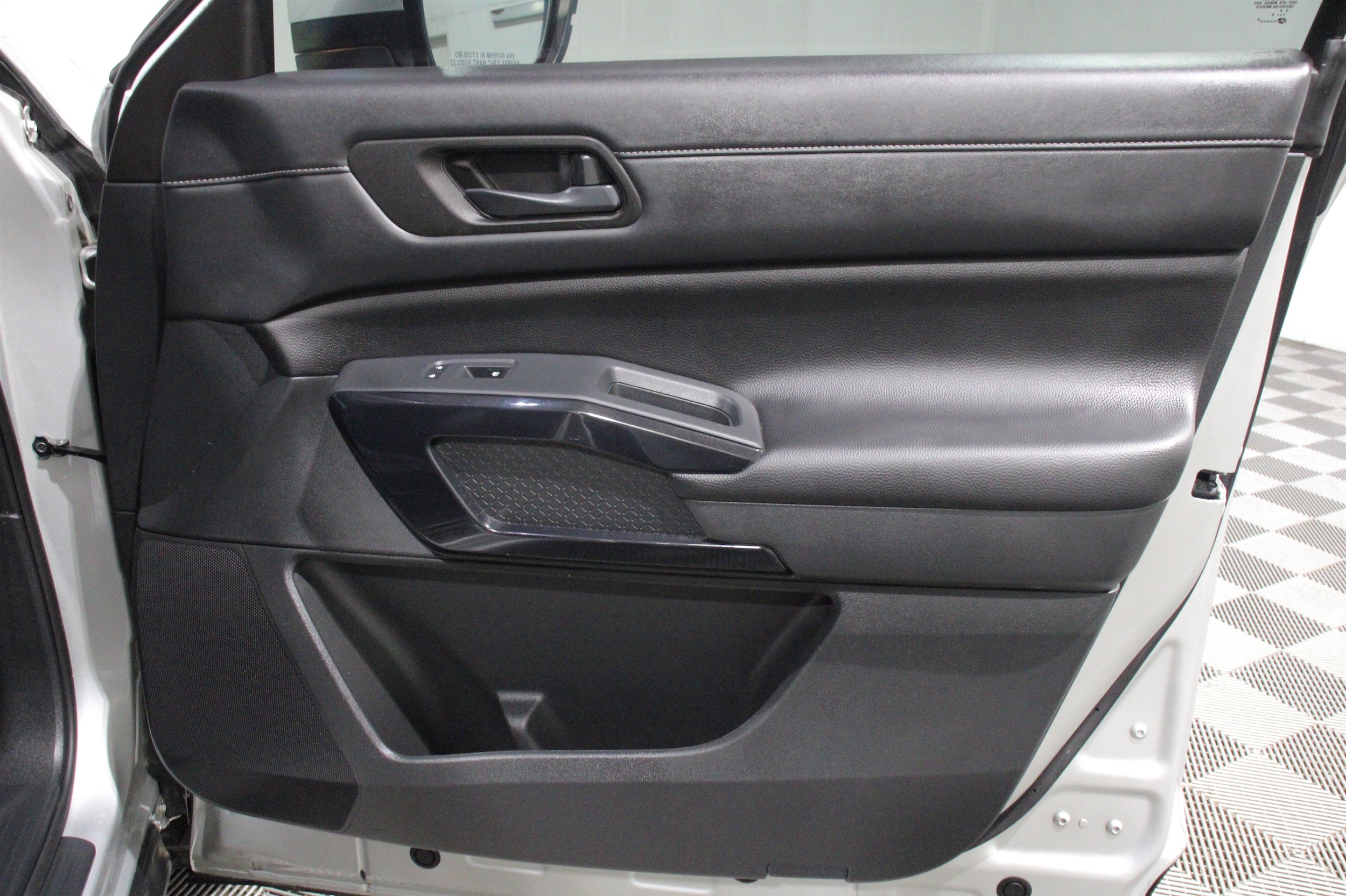 2025 Nissan Pathfinder SV - Photo 31