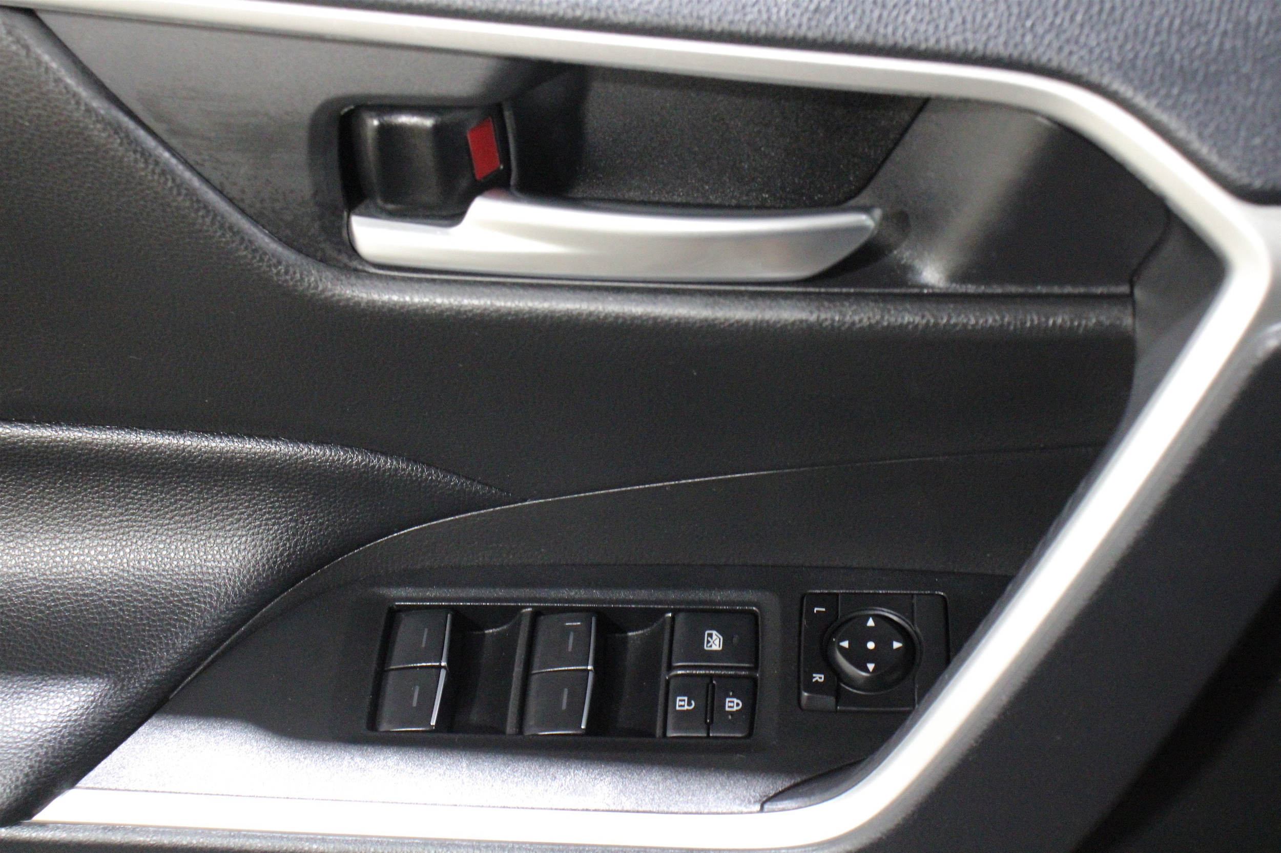 2025 Toyota RAV4 XLE - Photo 7