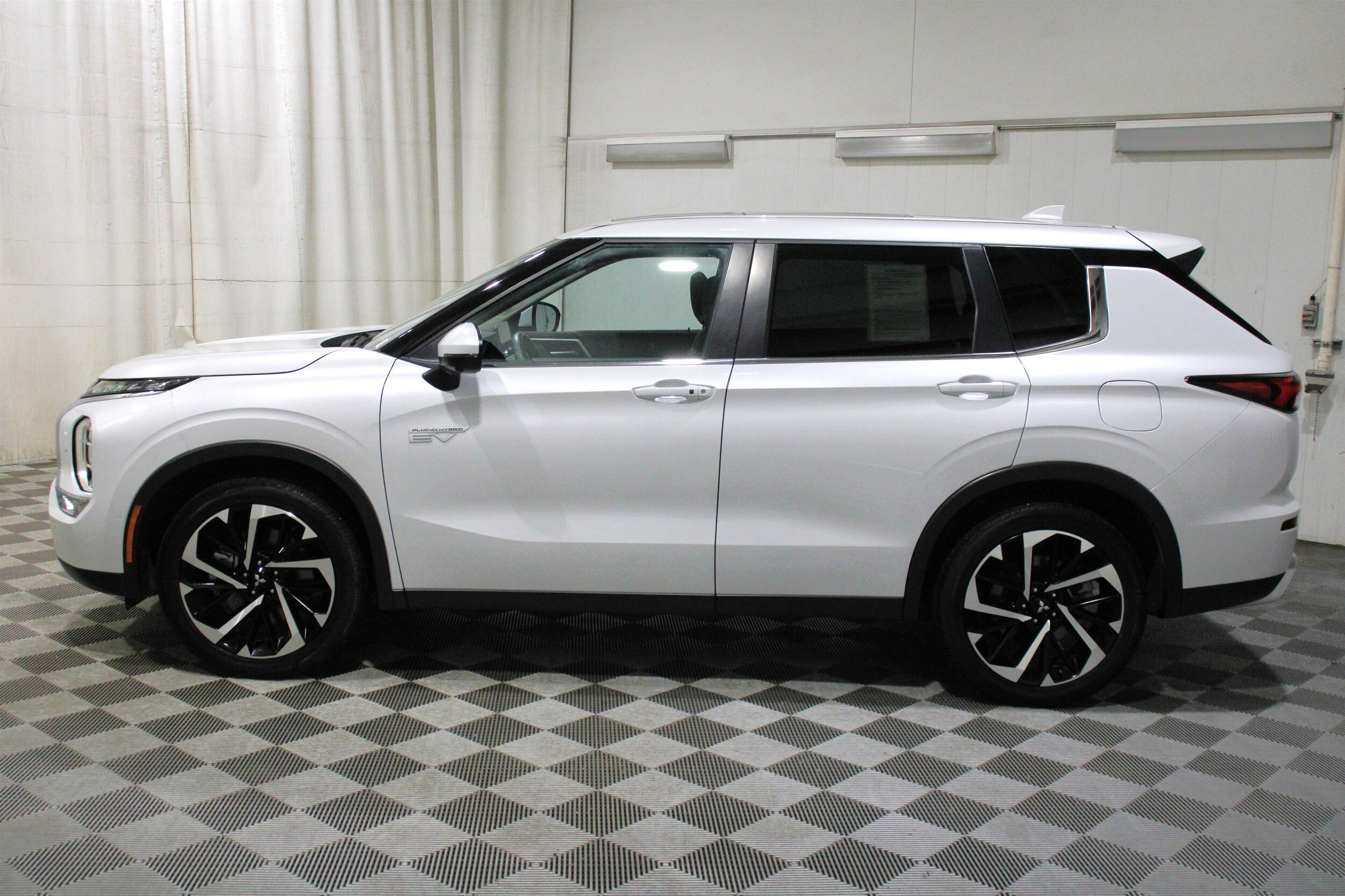 2024 Mitsubishi Outlander Plug-in Hybrid SE - Photo 38