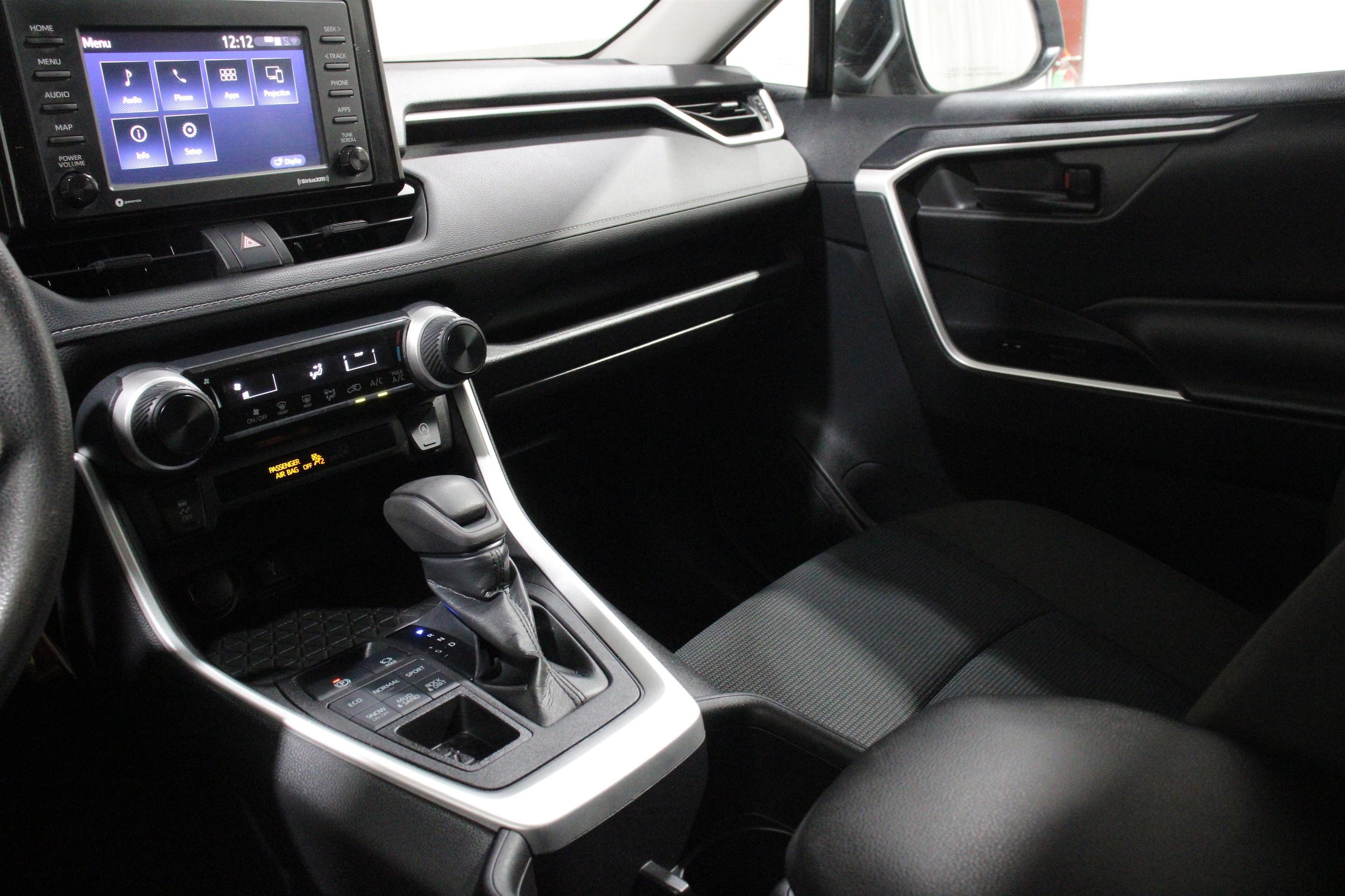 2022 Toyota RAV4 LE - Photo 19