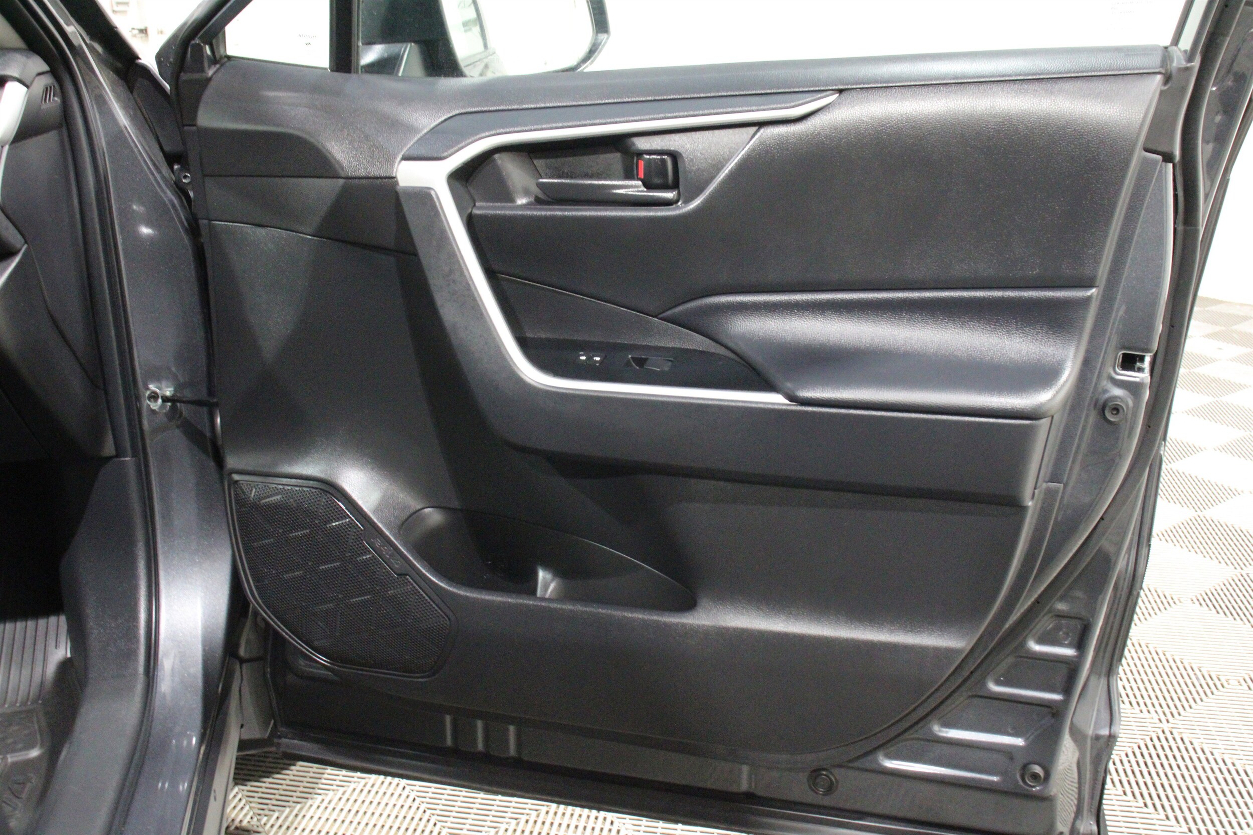 2024 Toyota RAV4 LE - Photo 28
