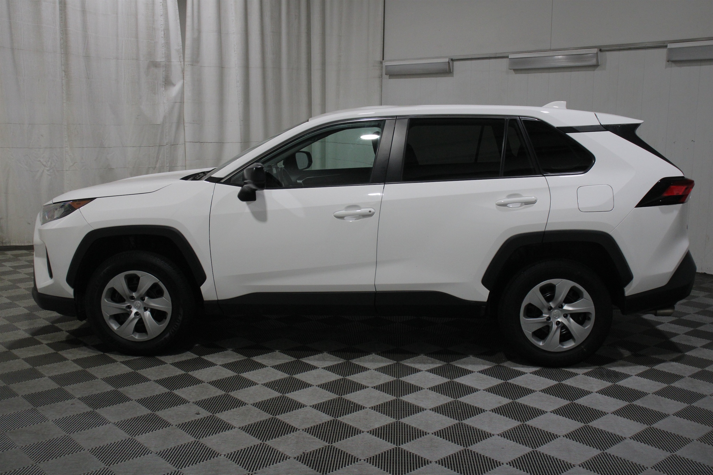 2022 Toyota RAV4 LE - Photo 34