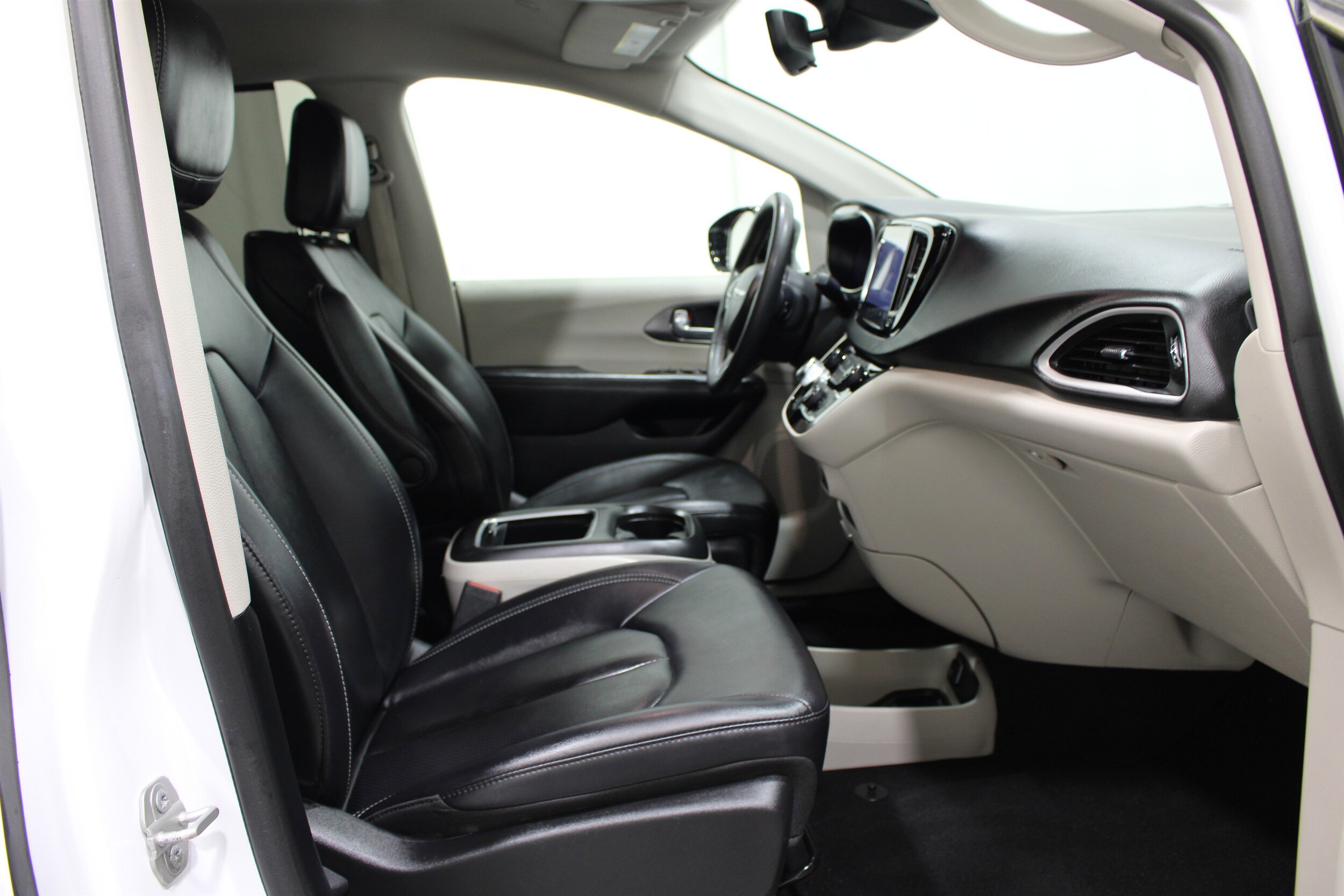 2024 Chrysler Pacifica Touring L - Photo 26