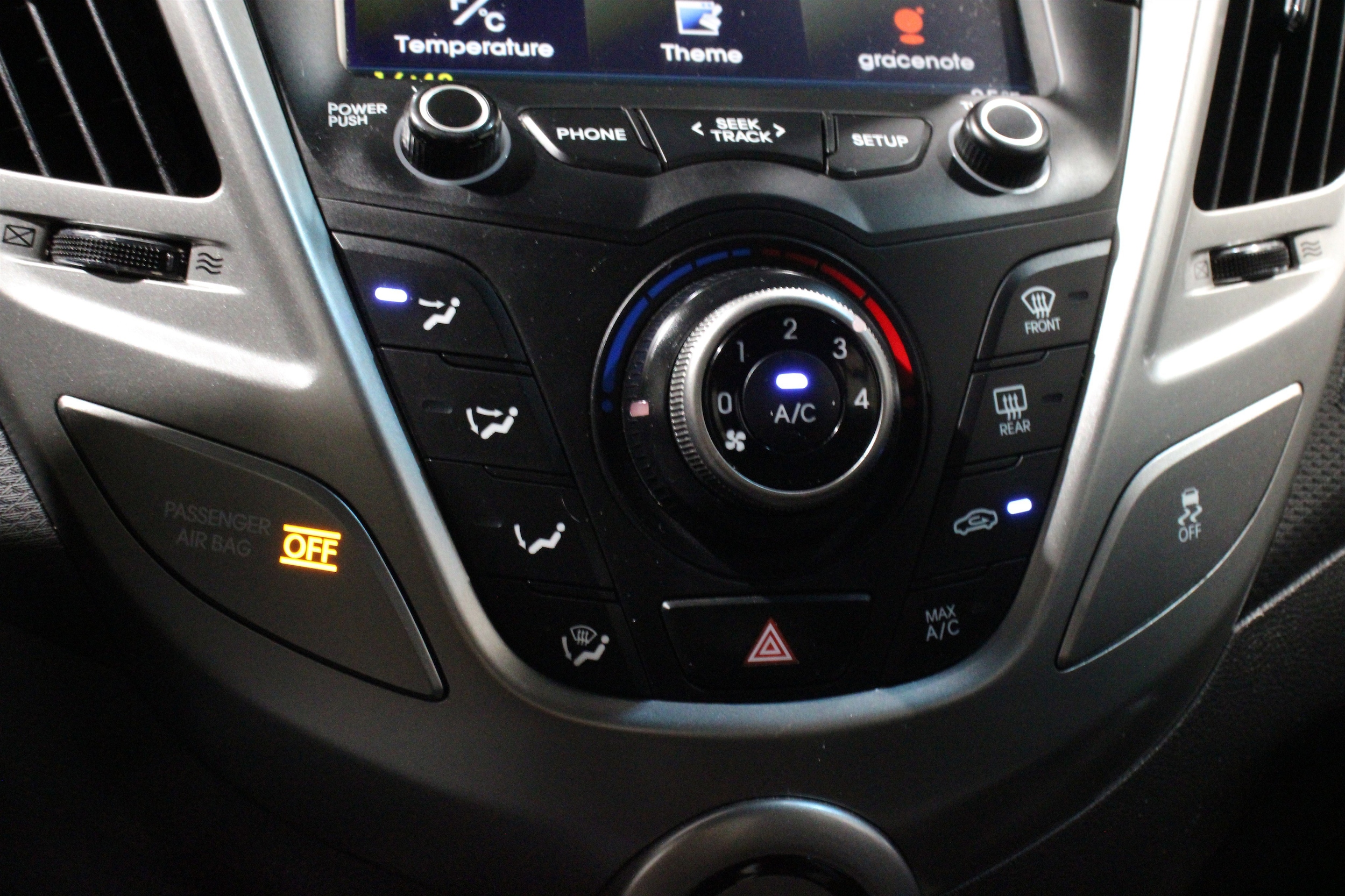 2016 Hyundai Veloster Base - Photo 18