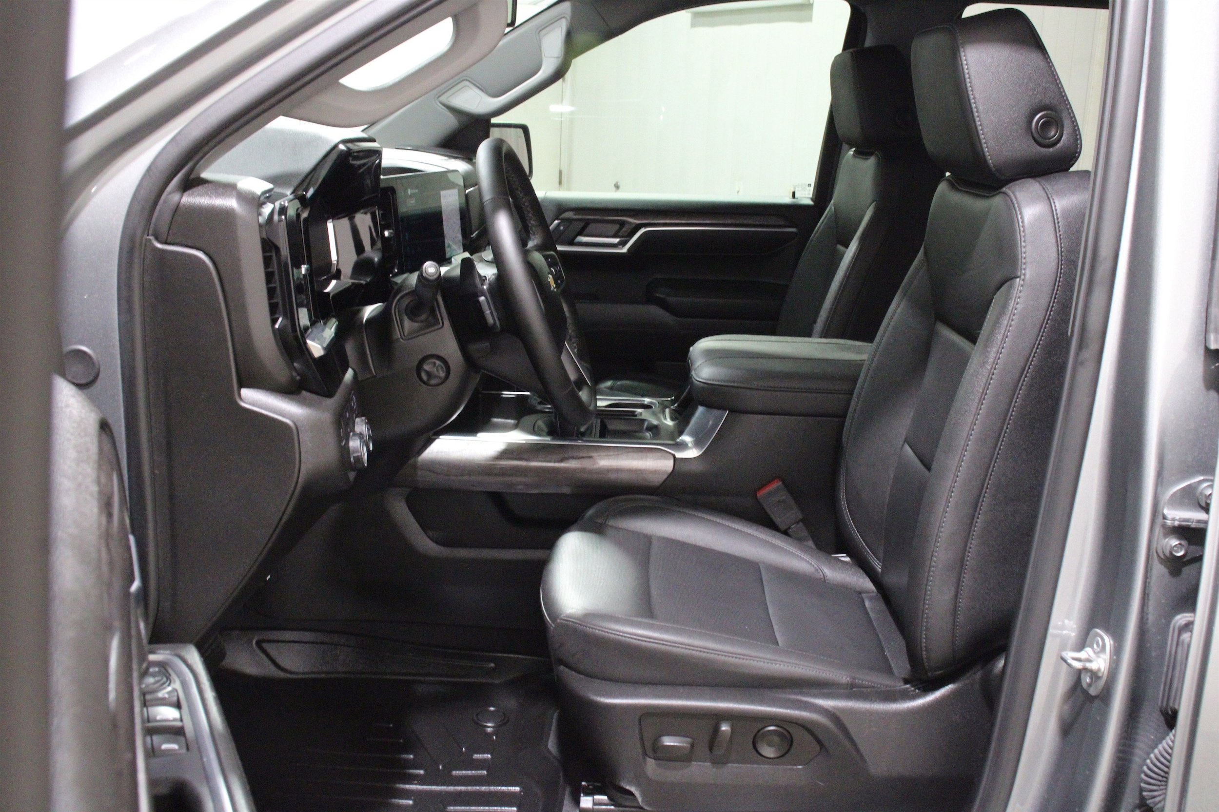 2025 Chevrolet Silverado 1500 LTZ - Photo 3
