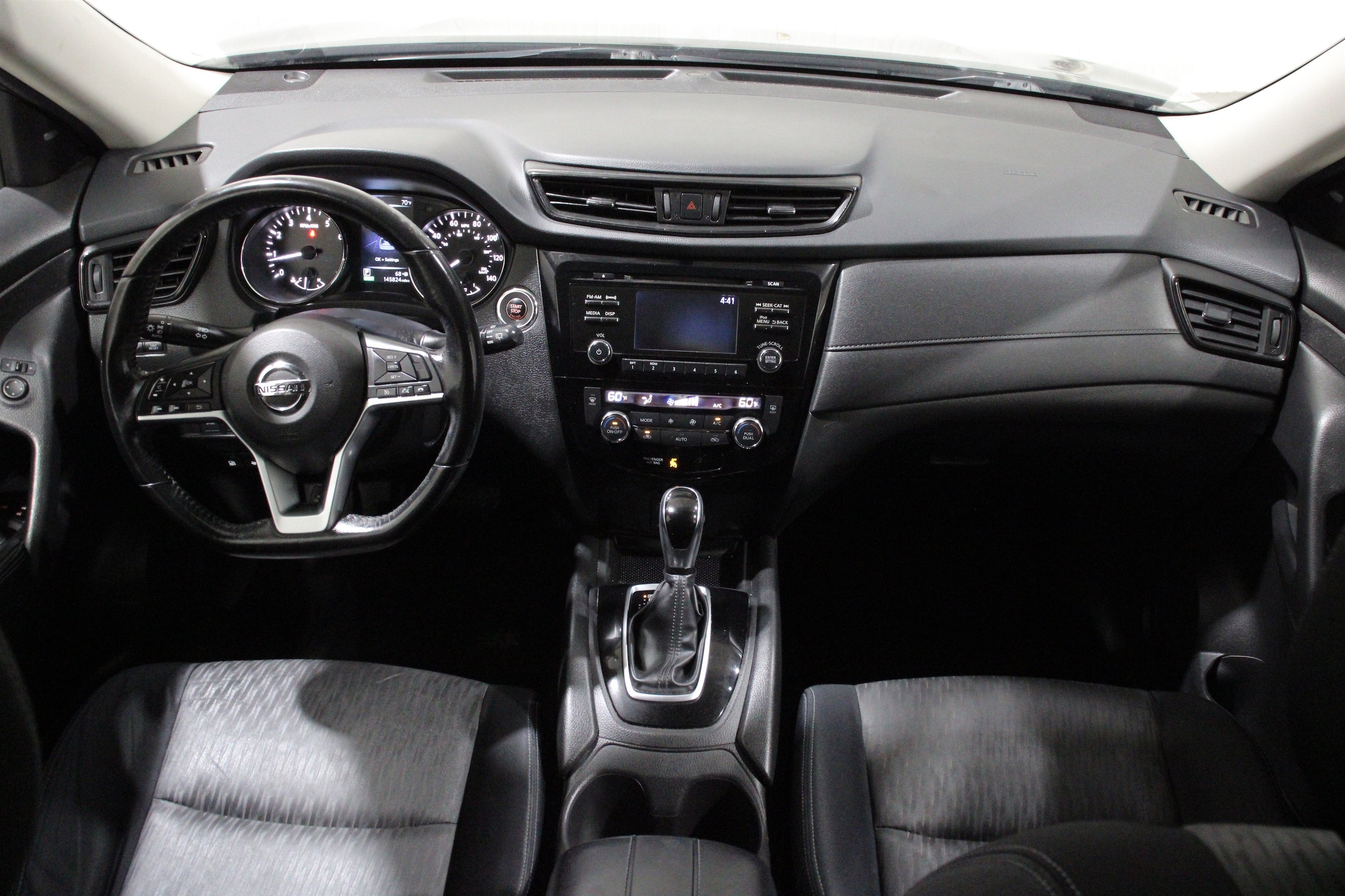 2017 Nissan Rogue SV - Photo 2