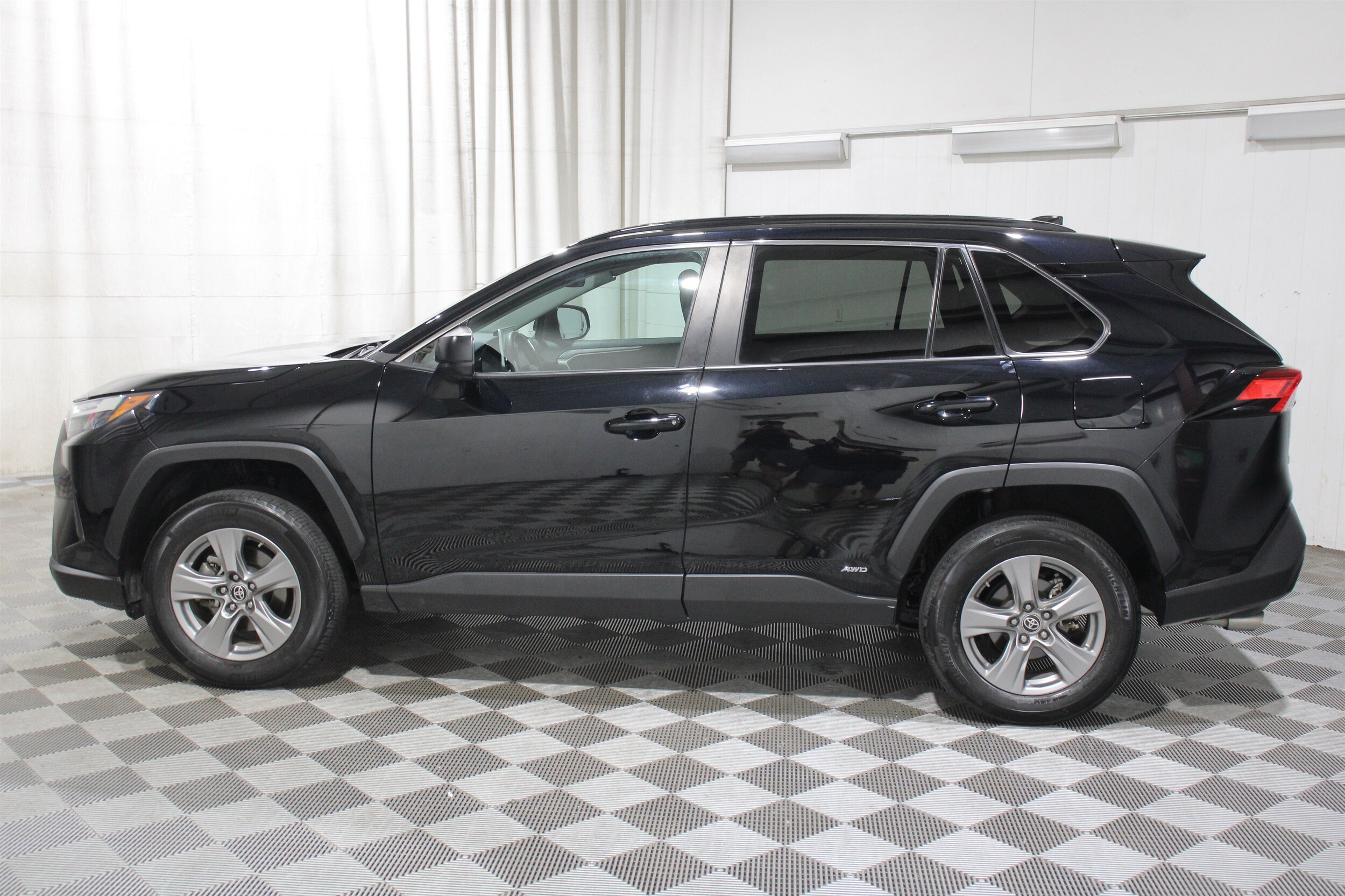 2024 Toyota RAV4 LE - Photo 34