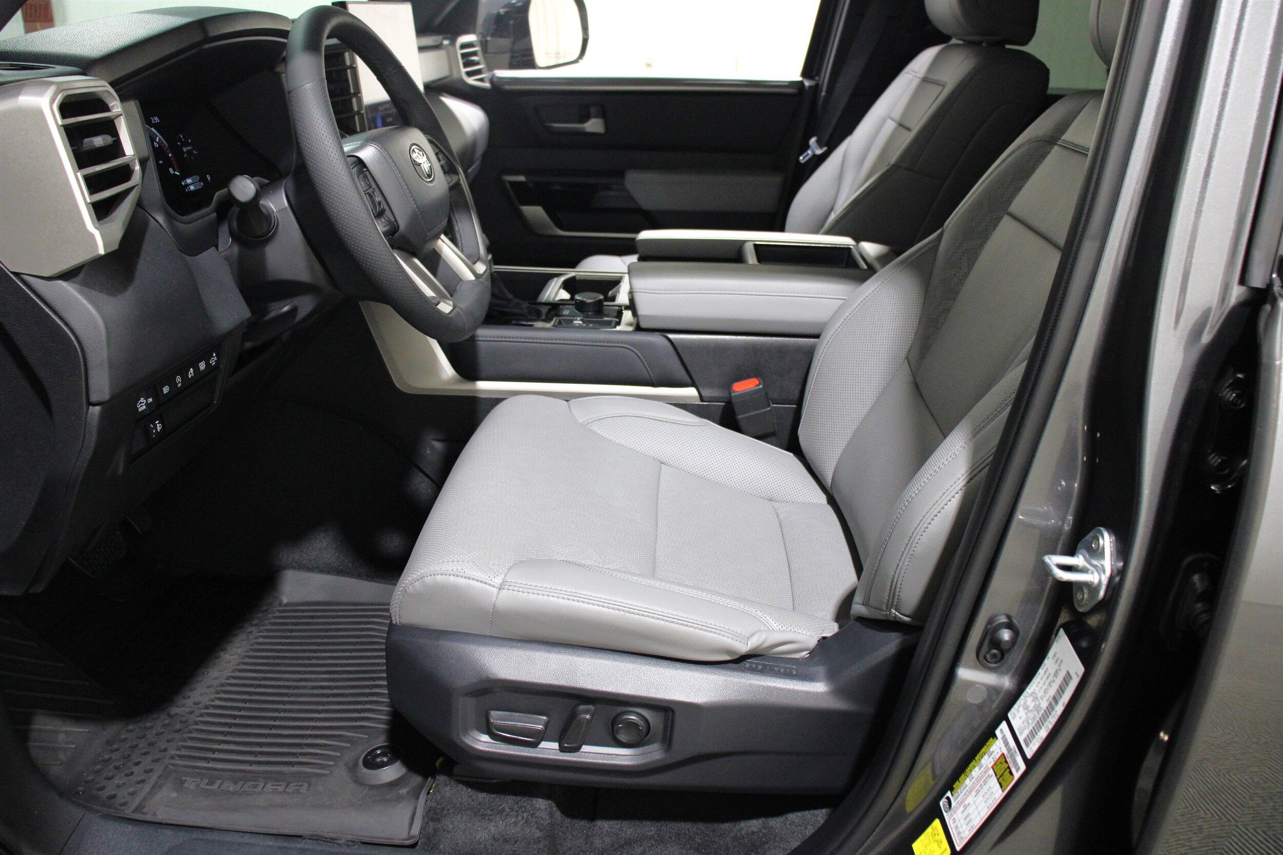 2025 Toyota Tundra Limited CrewMax photo 3
