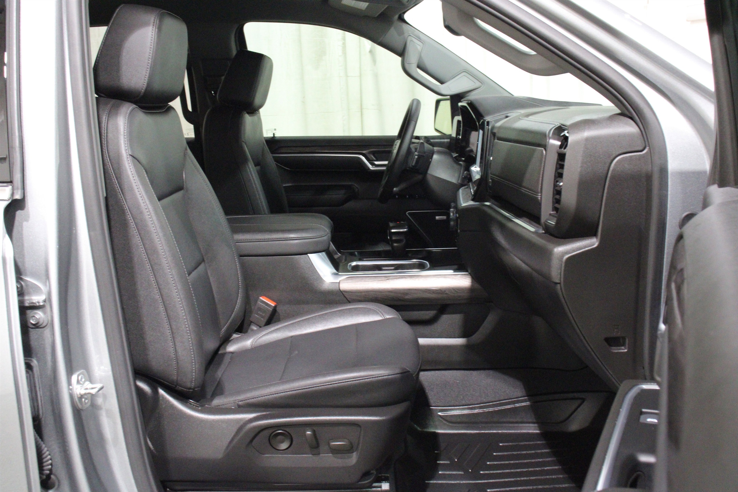 2025 Chevrolet Silverado 1500 LTZ - Photo 27