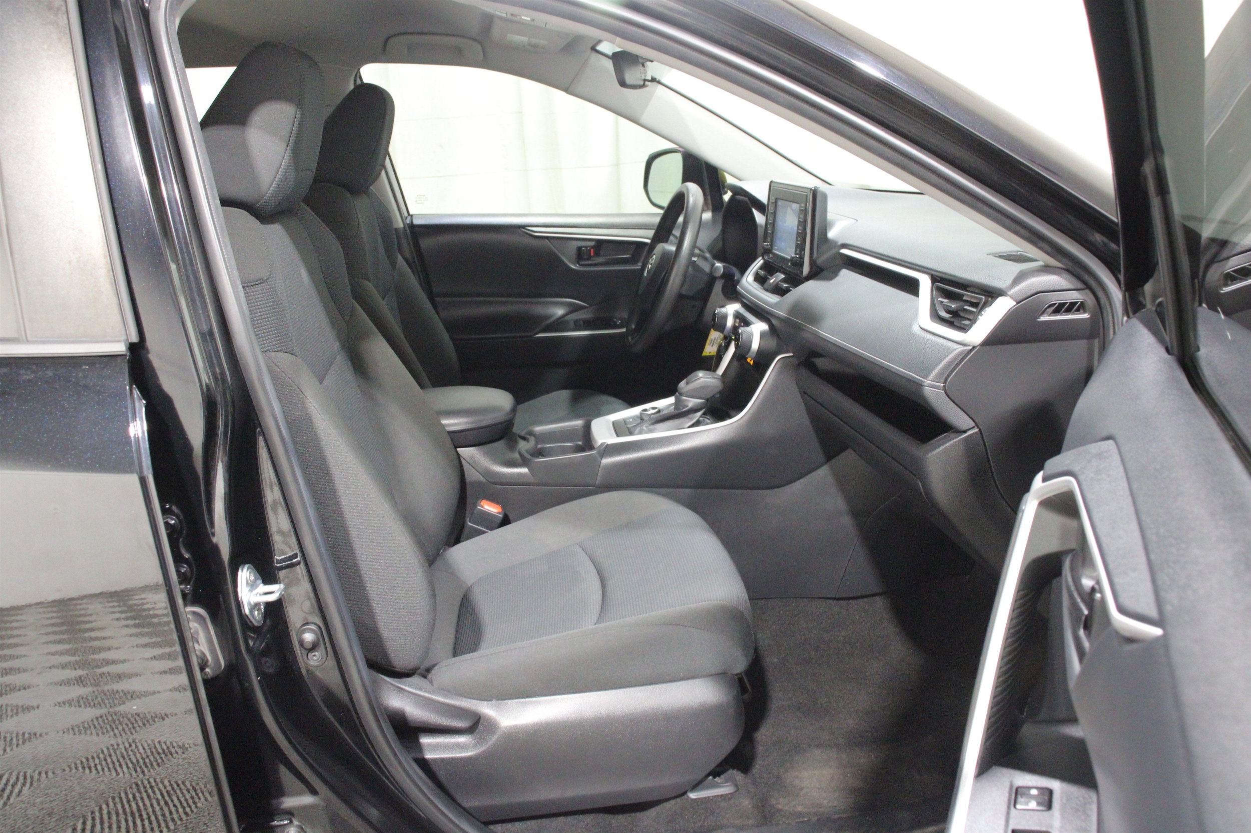 2021 Toyota RAV4 LE - Photo 25