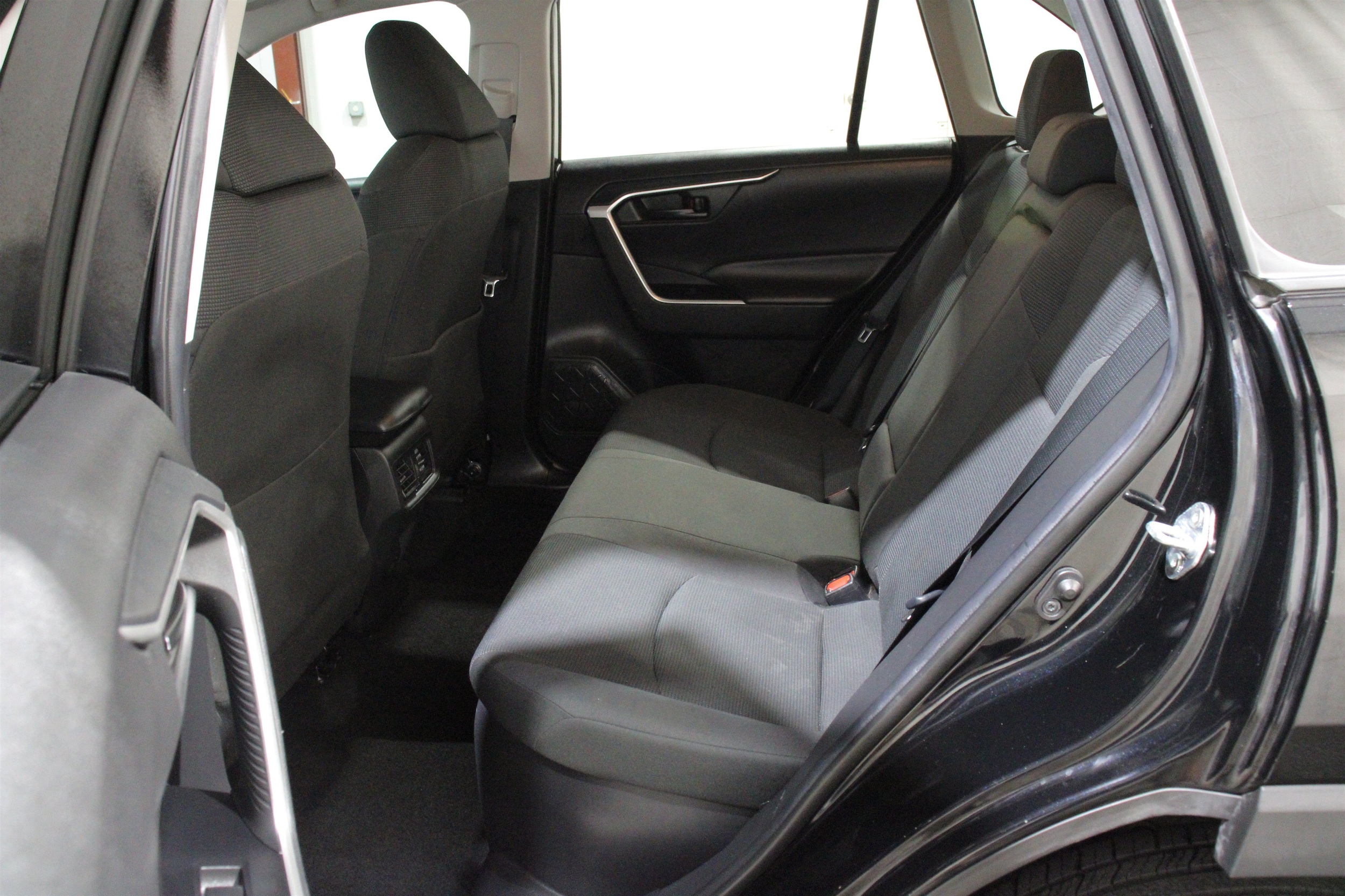 2021 Toyota RAV4 LE - Photo 22