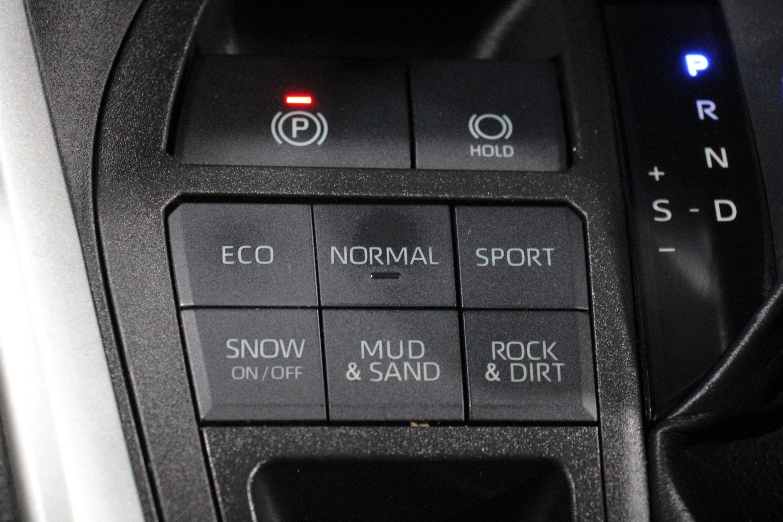 2022 Toyota RAV4 LE - Photo 20
