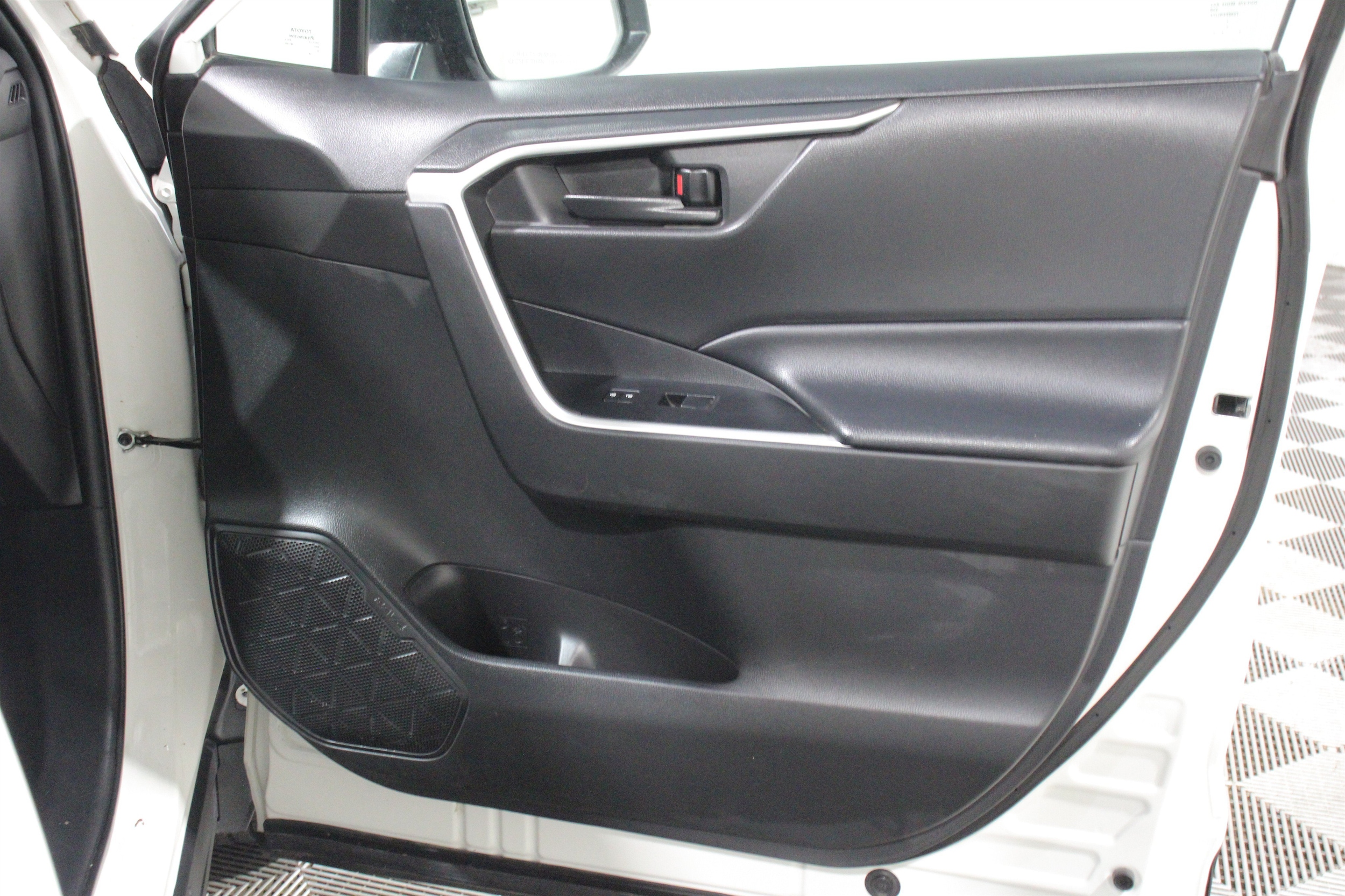 2022 Toyota RAV4 LE - Photo 27