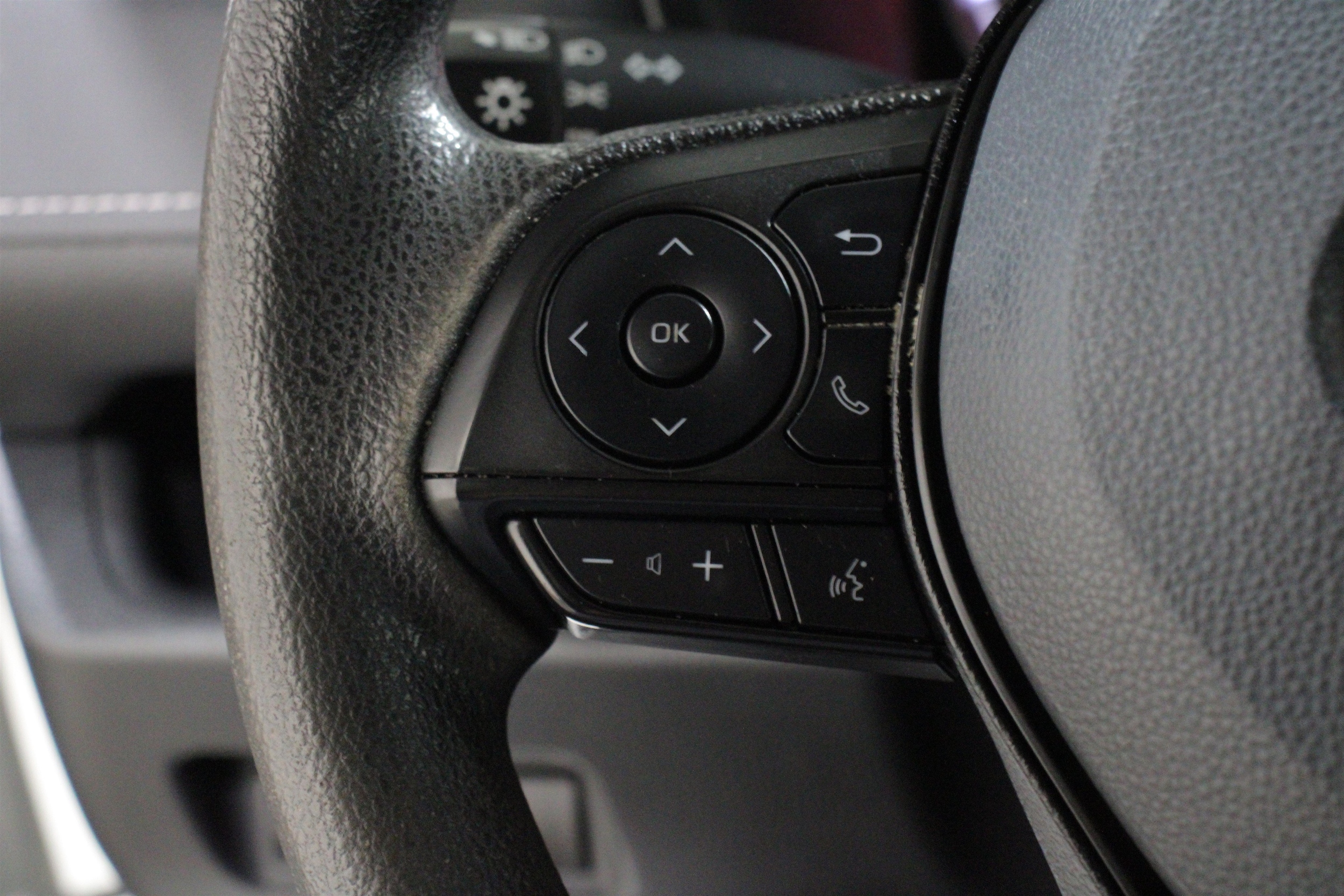 2022 Toyota RAV4 LE - Photo 9