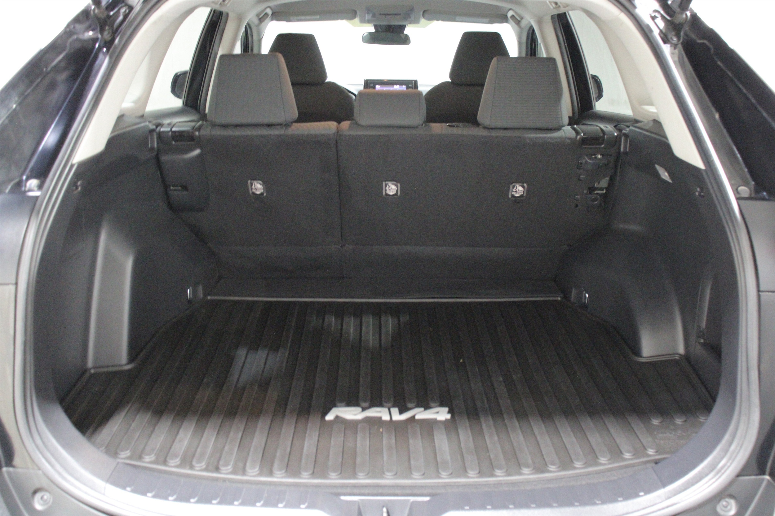 2021 Toyota RAV4 LE - Photo 23
